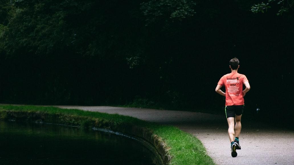 mężczyzna trenujący do maratonu