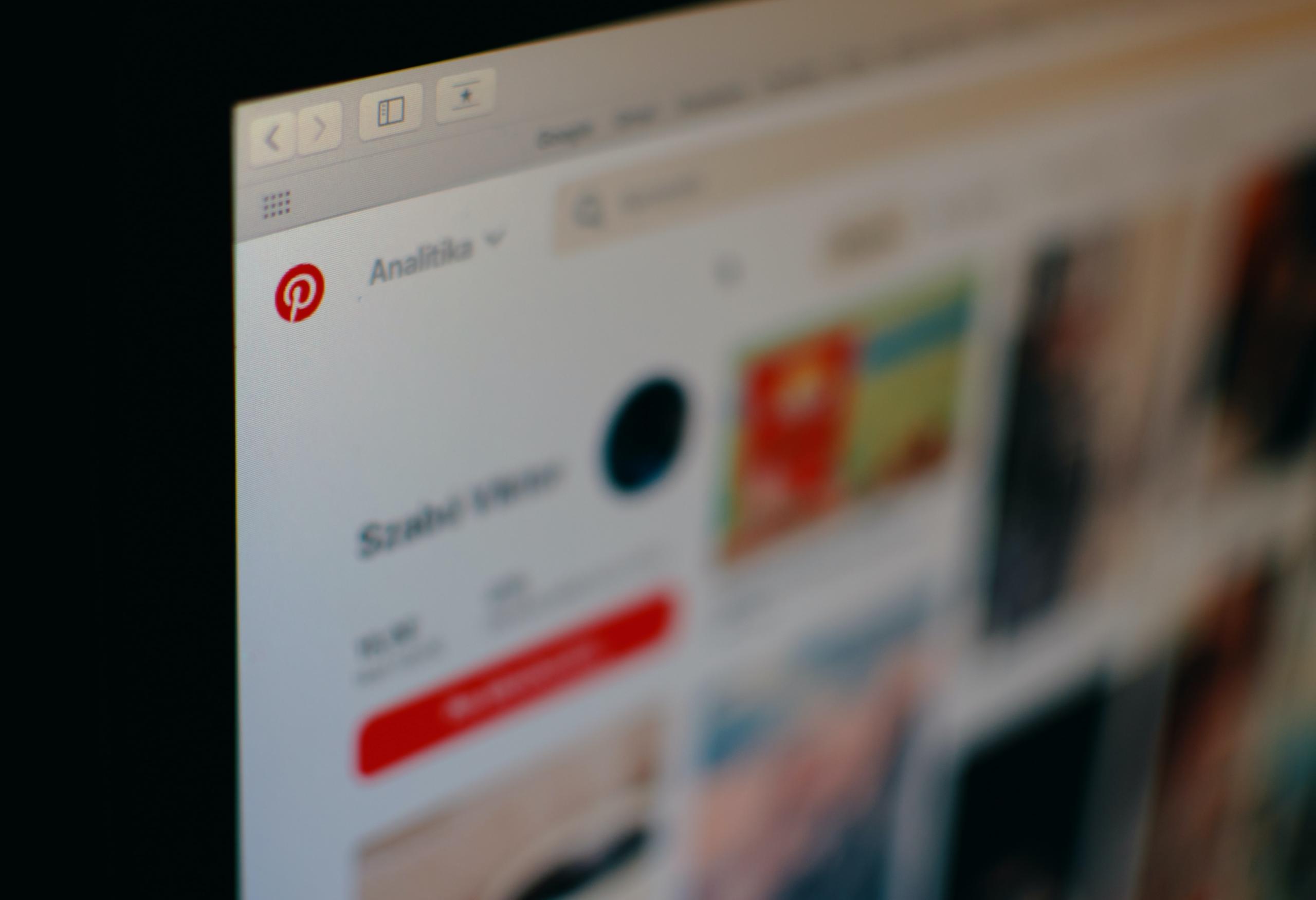 strona pinteresta otwarta w przeglądarce na komputerze