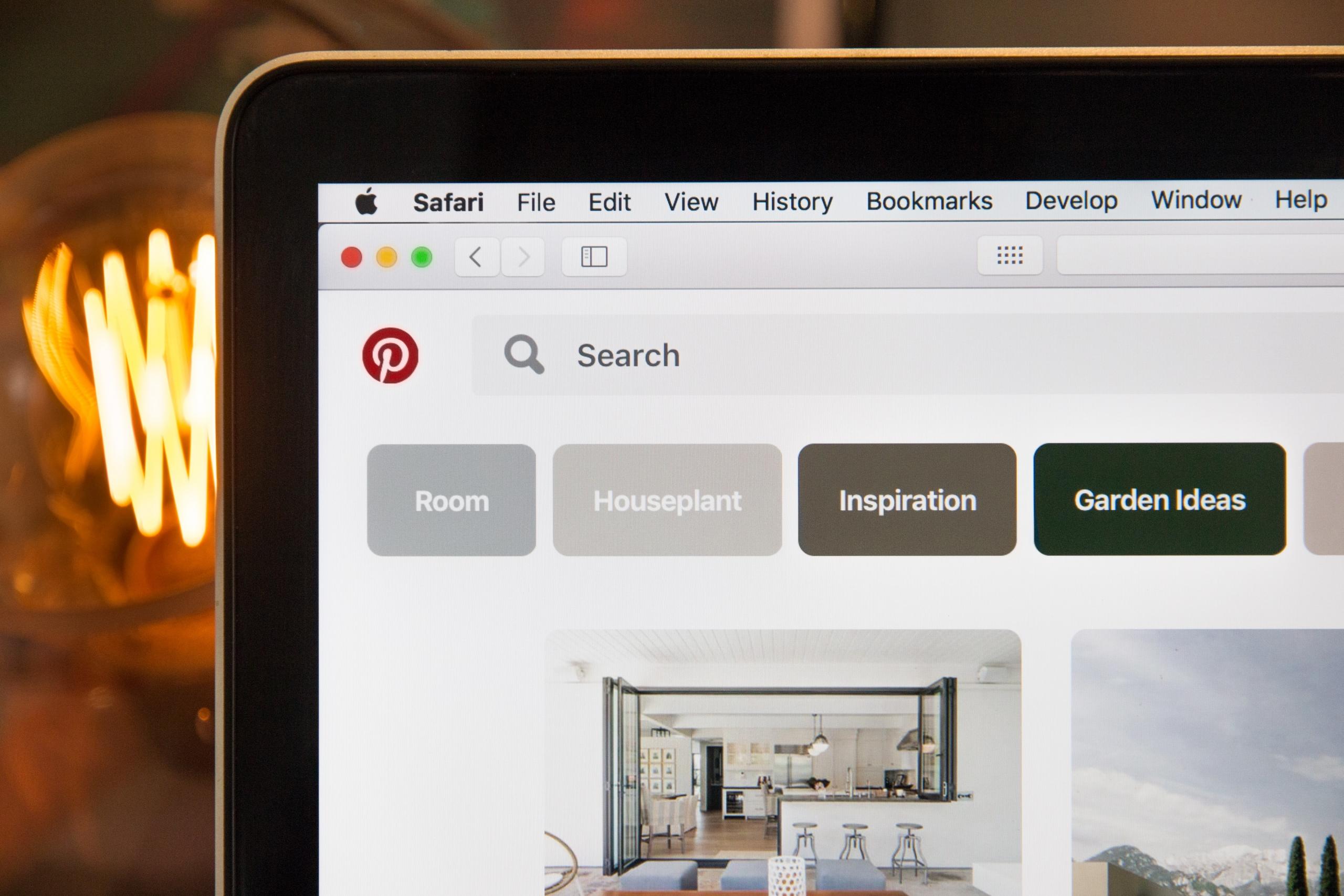 strona główna pinteresta otwarta w przeglądarce na laptopie