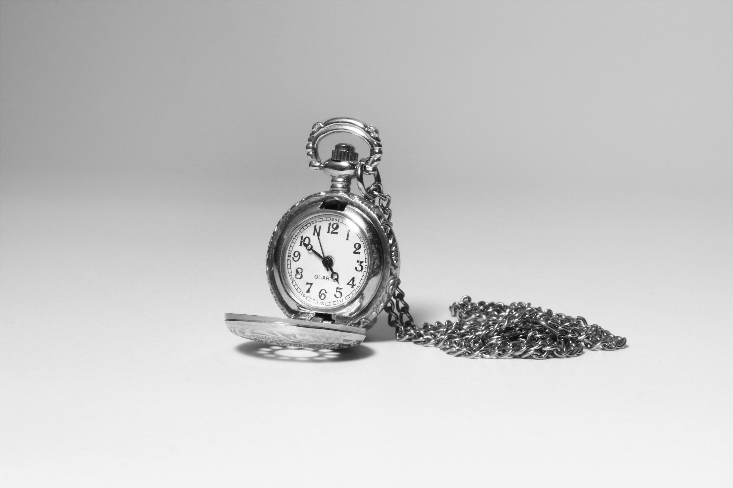 Zegarek kieszonkowy, oszczedzony czas z korepetycjami online.