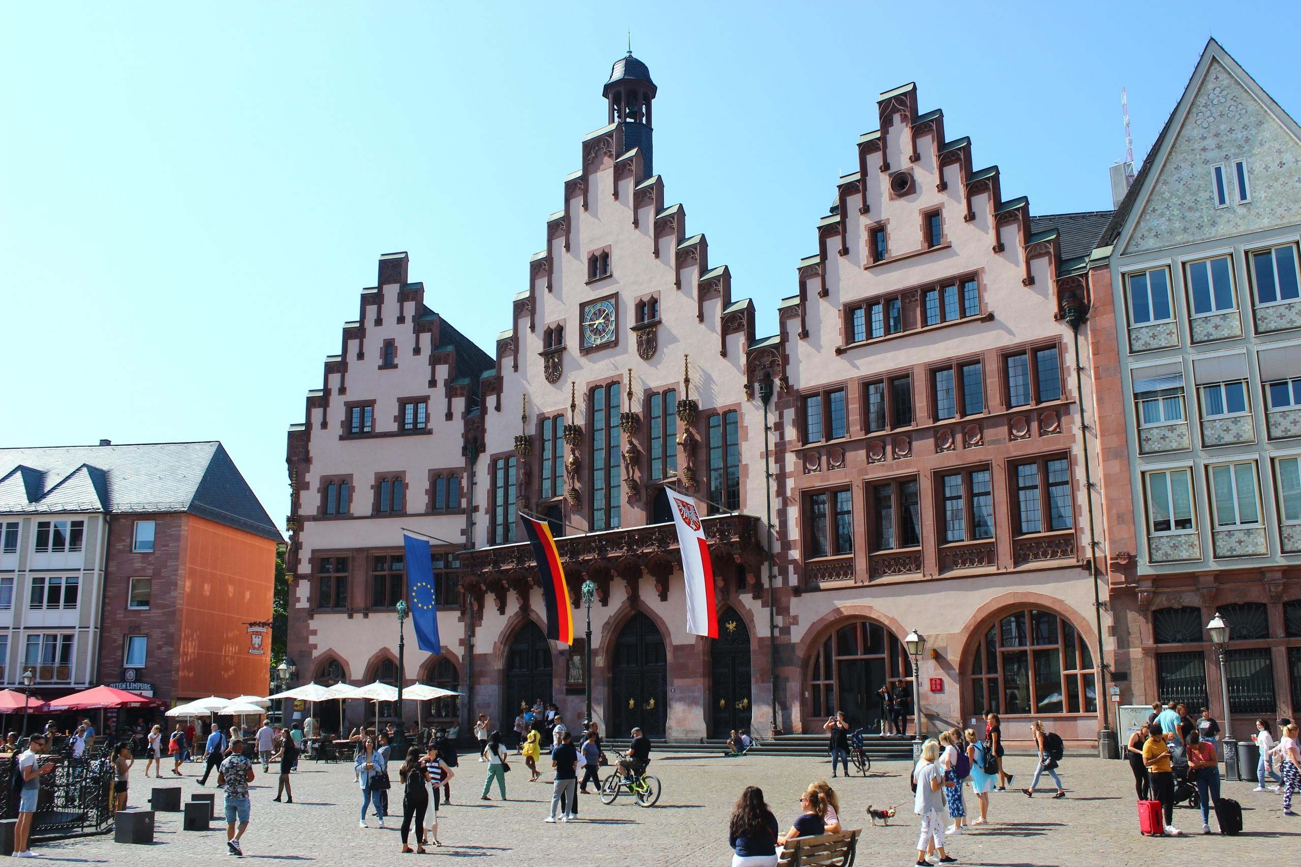 Niemcy, Frankfurt, budynki, ulica, ludzie, fłagi.