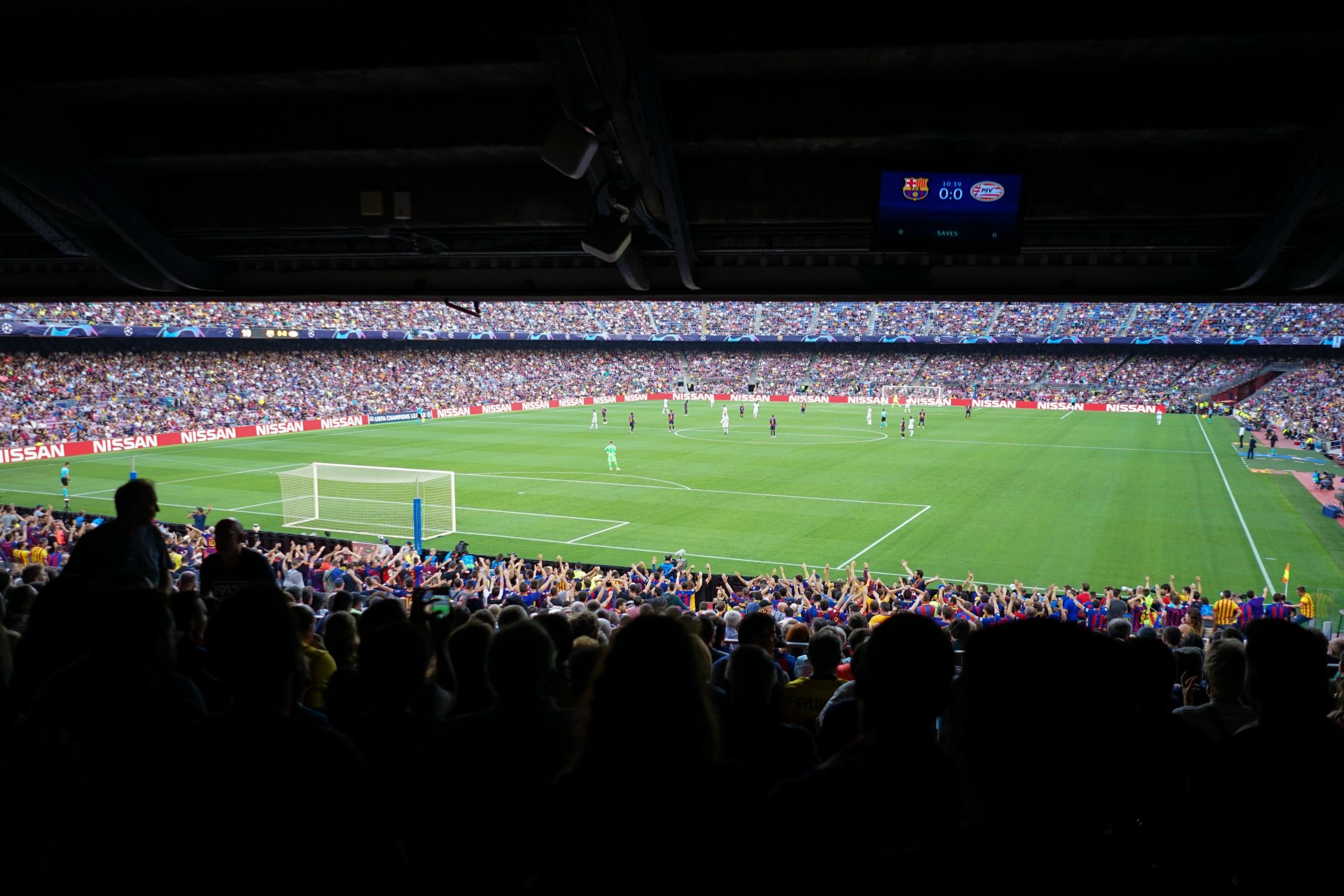 mecz fc barcelona i psv eindhoven na stadionie pełnym kibiców