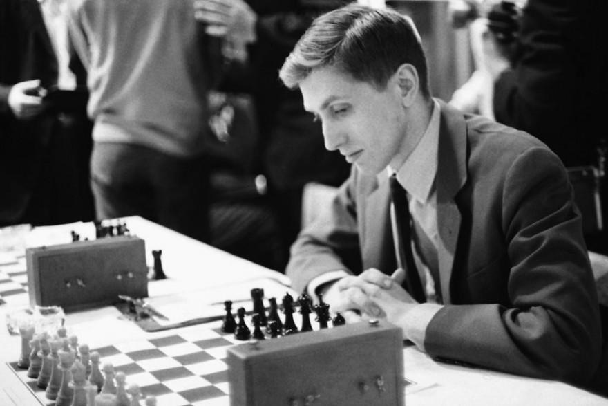 nłody bobby fischer podczas zawodów szachowych