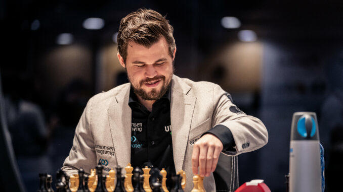 magnus carlsen podczas mistrzostw w 2021 roku