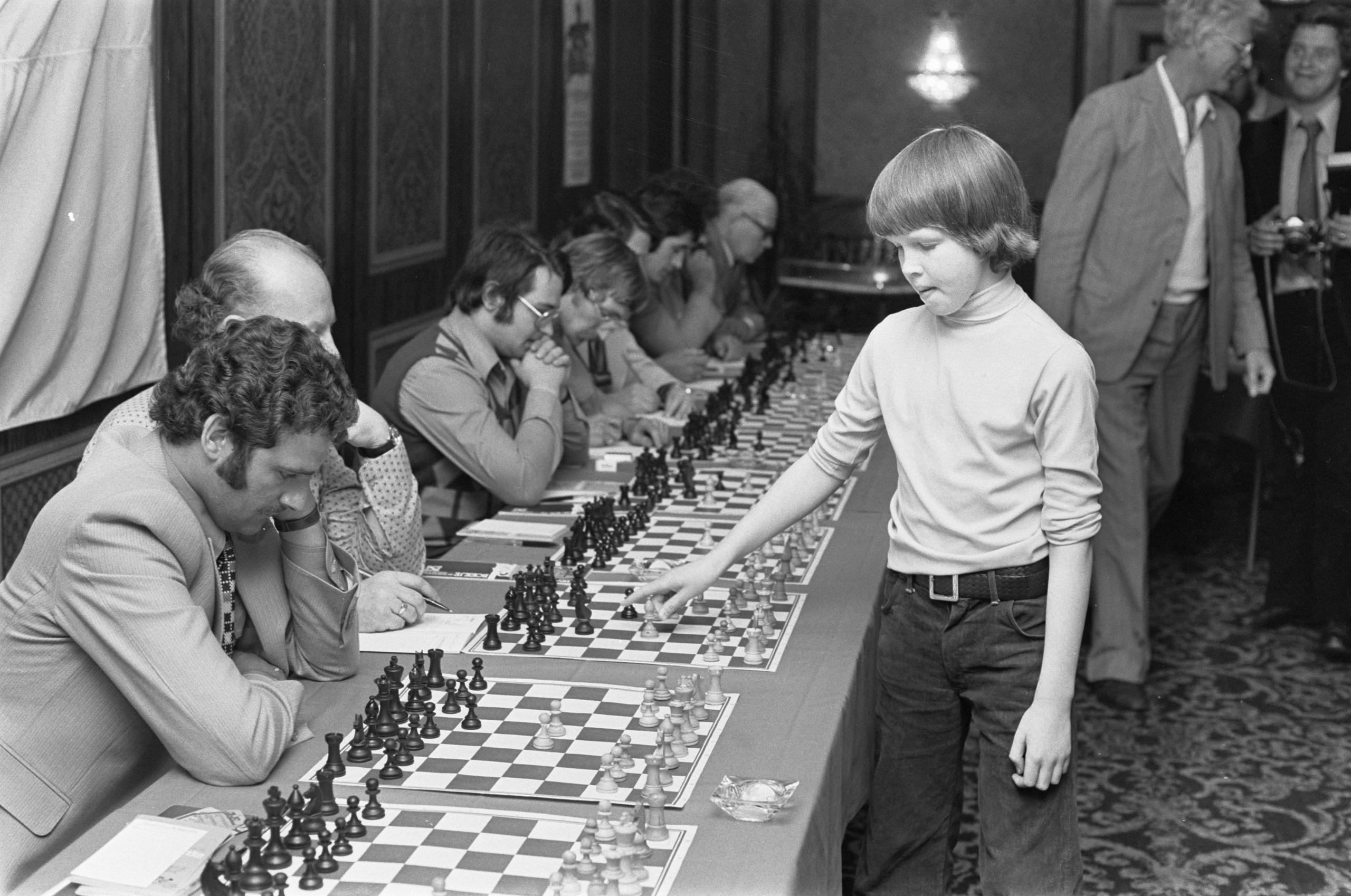Nigel Short podczas symultany w 1976 roku
