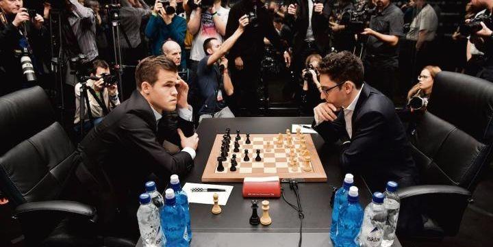 Norweg Magnus Carlsen (z lewej) w pojedynku z Amerykaninem Fabiano Caruaną
