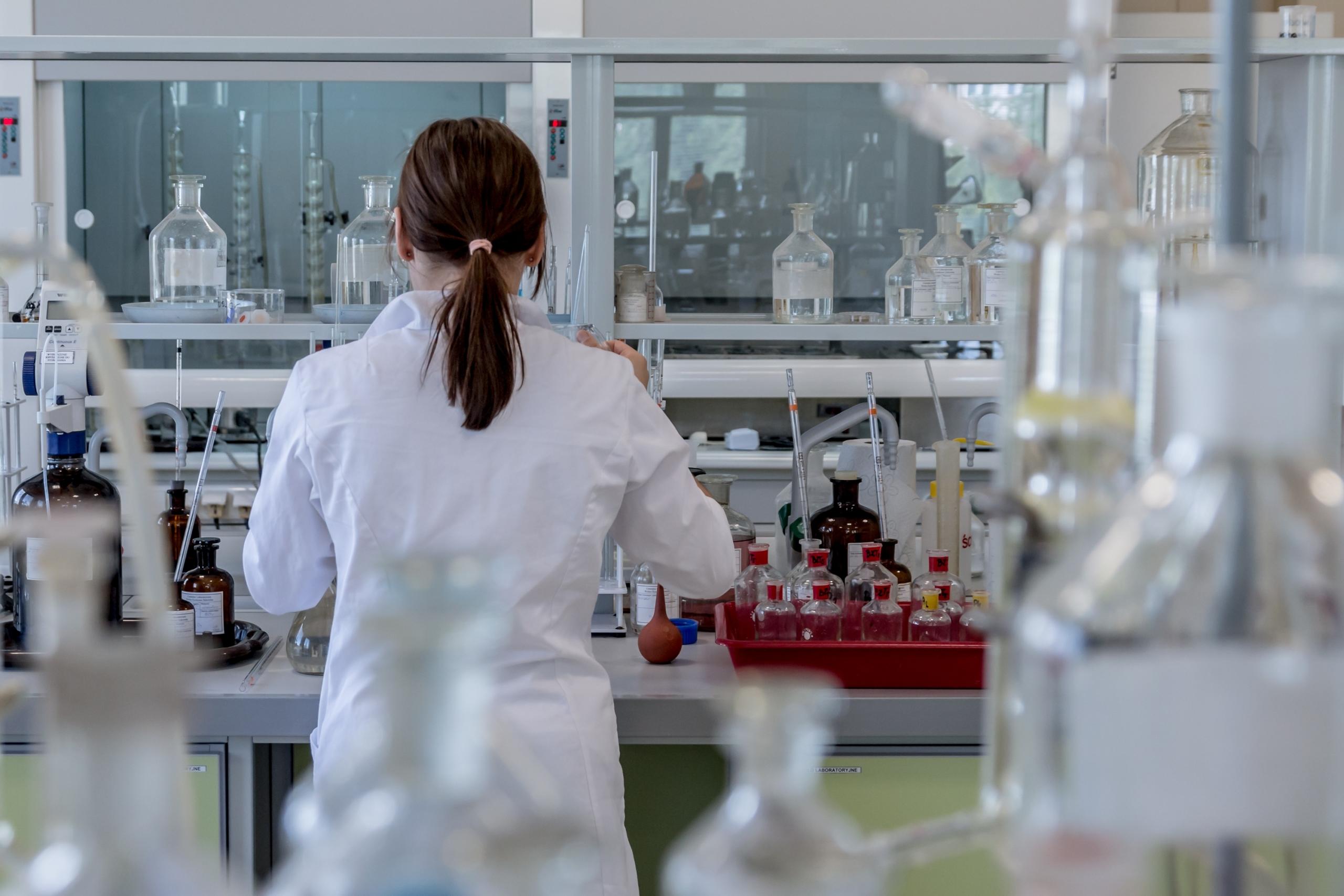 Praca inżyniera chemii w laboratorium.