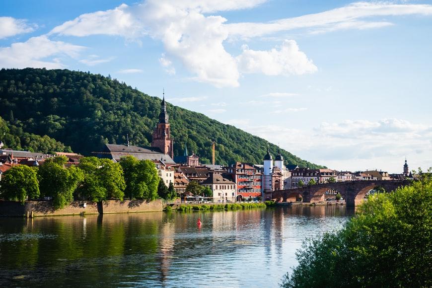 Miasto Heidelberg w Niemczech położone przy rzece Neckar