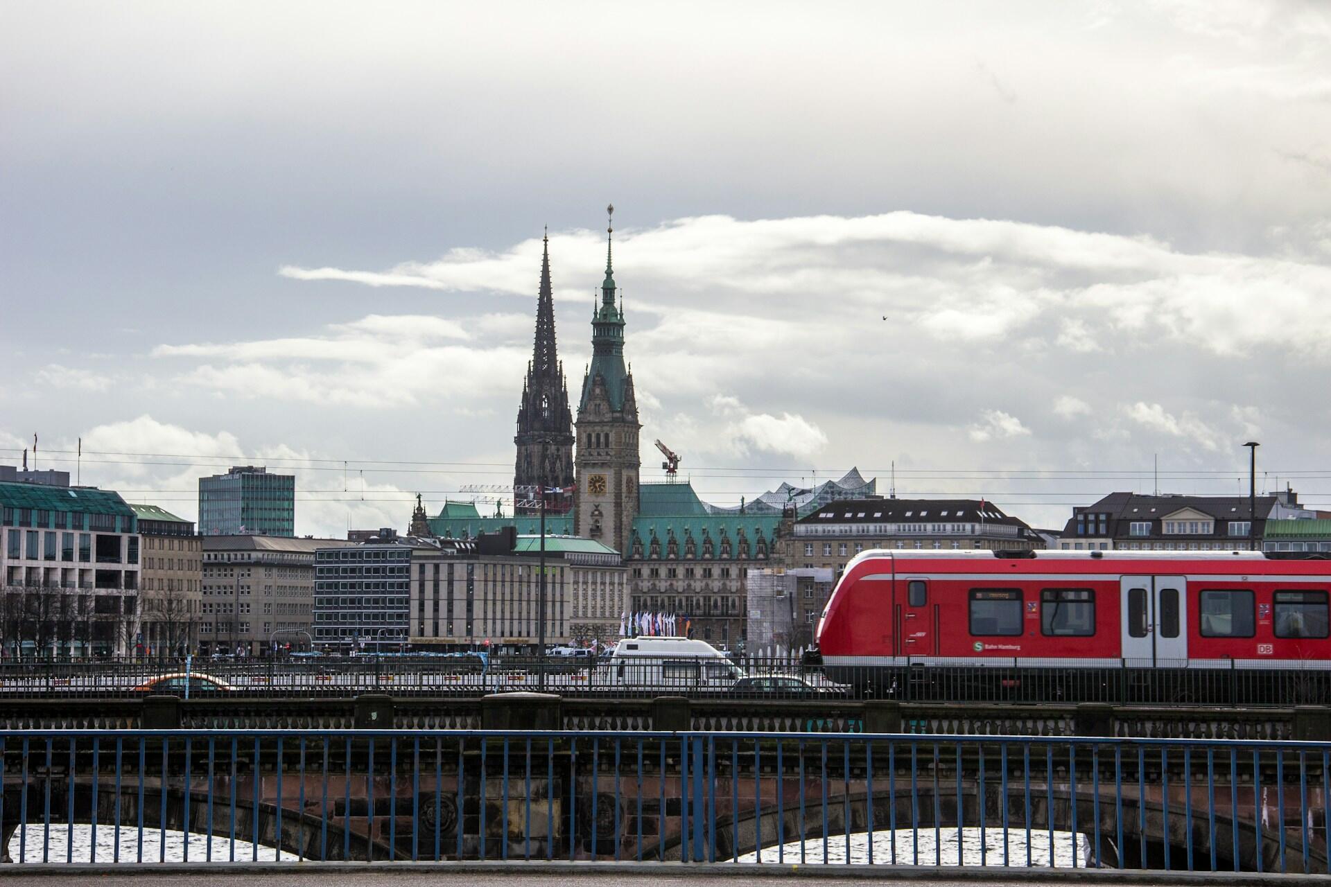 Pociąg w centrum Hamburga.