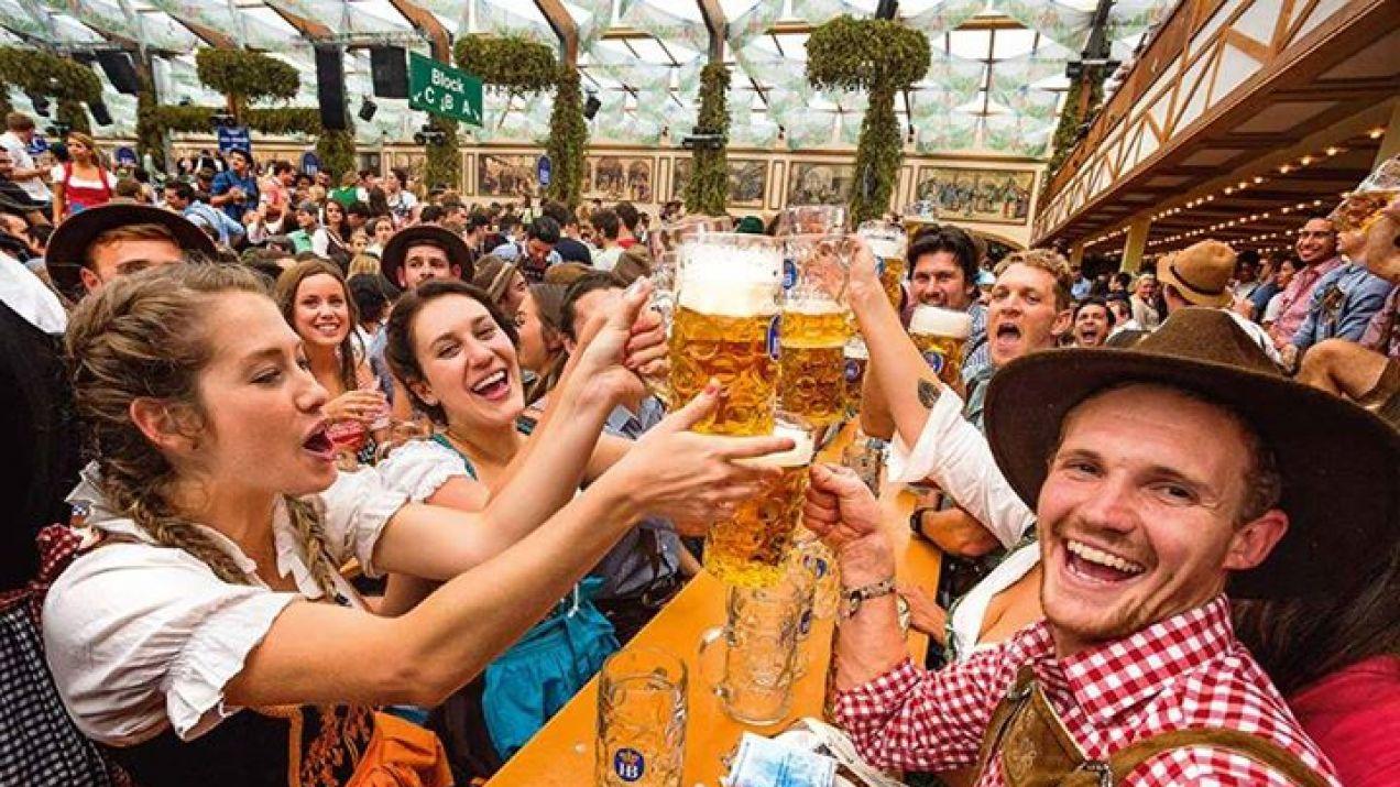 Octoberfest w Niemczech świętowany przez Niemców oraz turystów pijących piwo