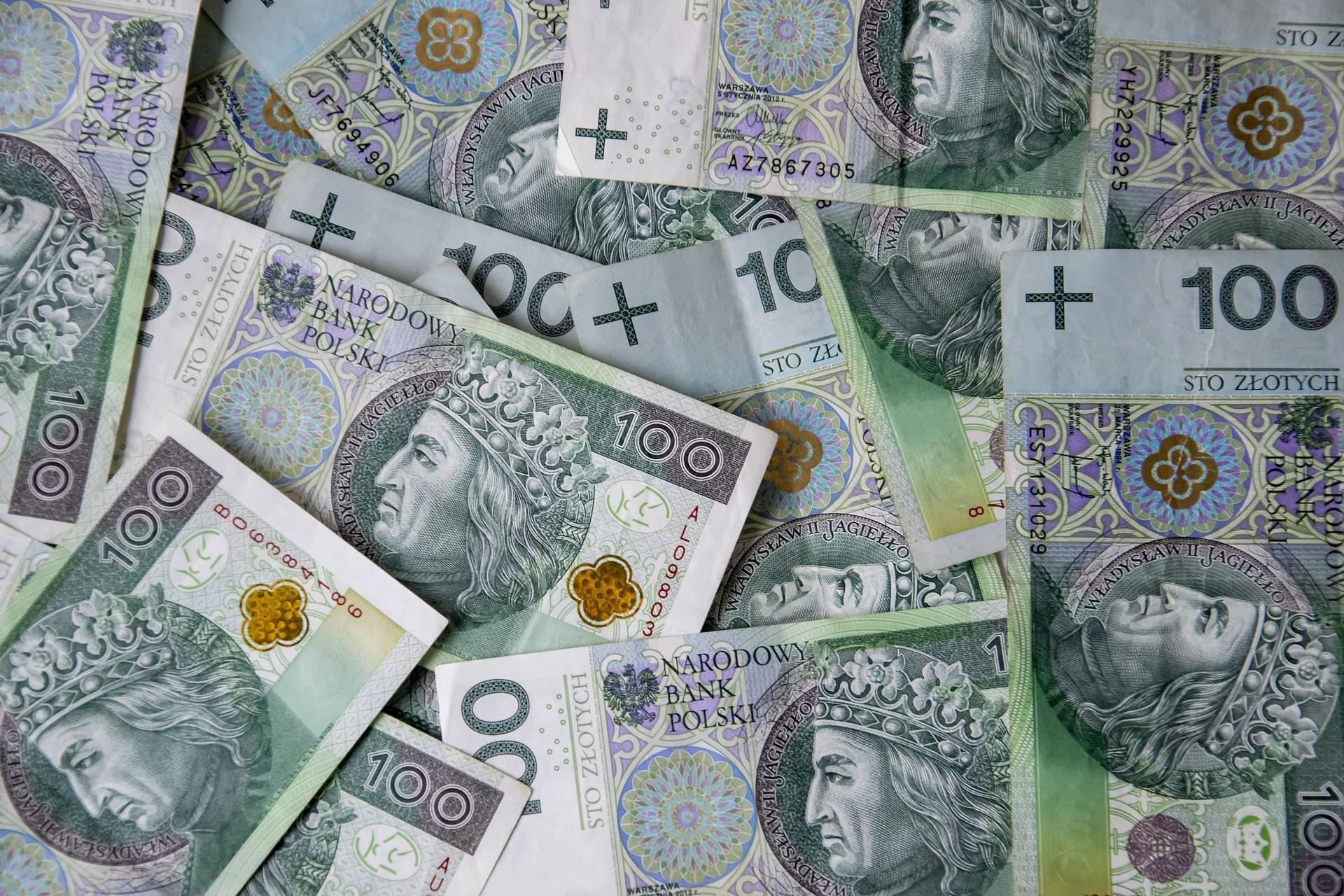Banknoty o wartości 100 złotych.