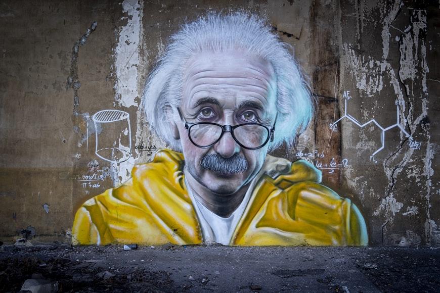 Mural przedstawiający Alberta Einsteina w żółtej bluzie