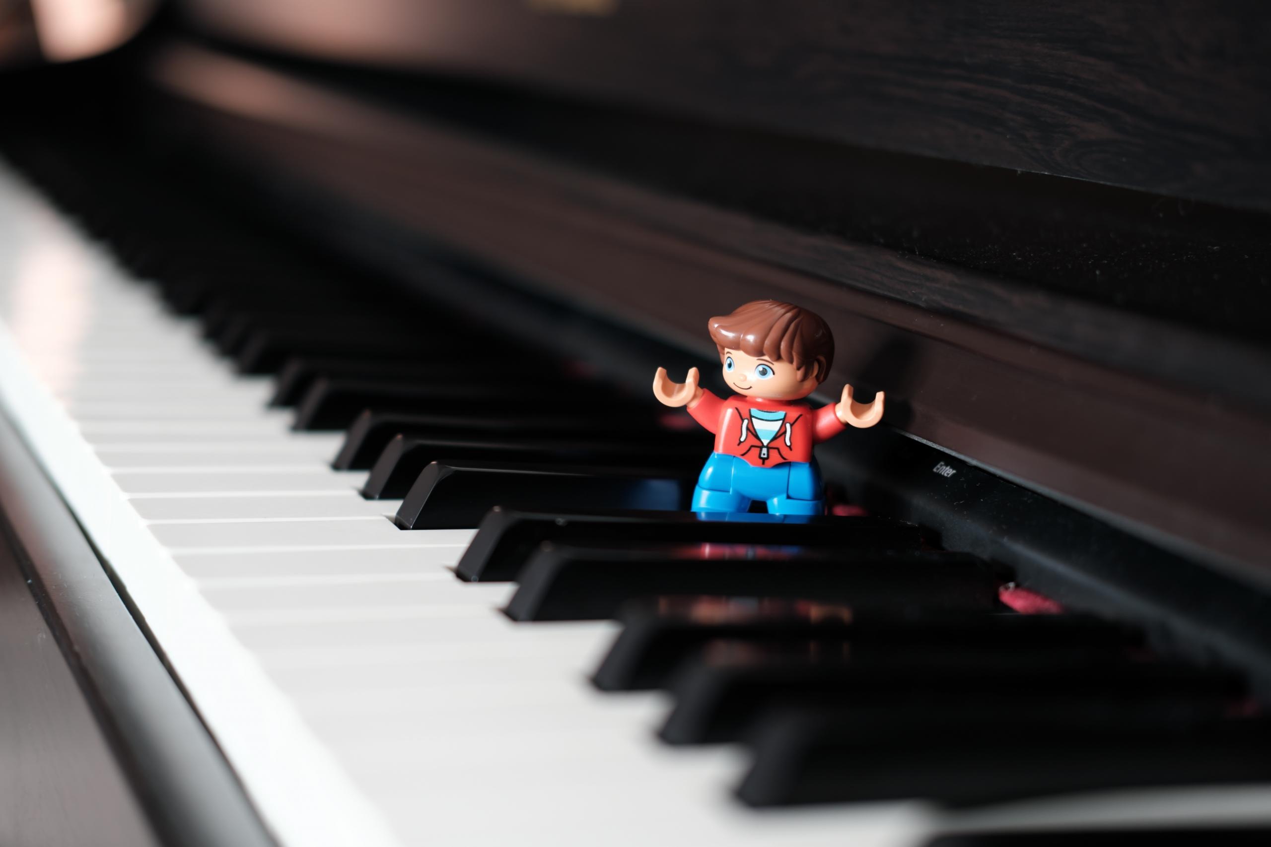 Lego na klawiszach pianina.