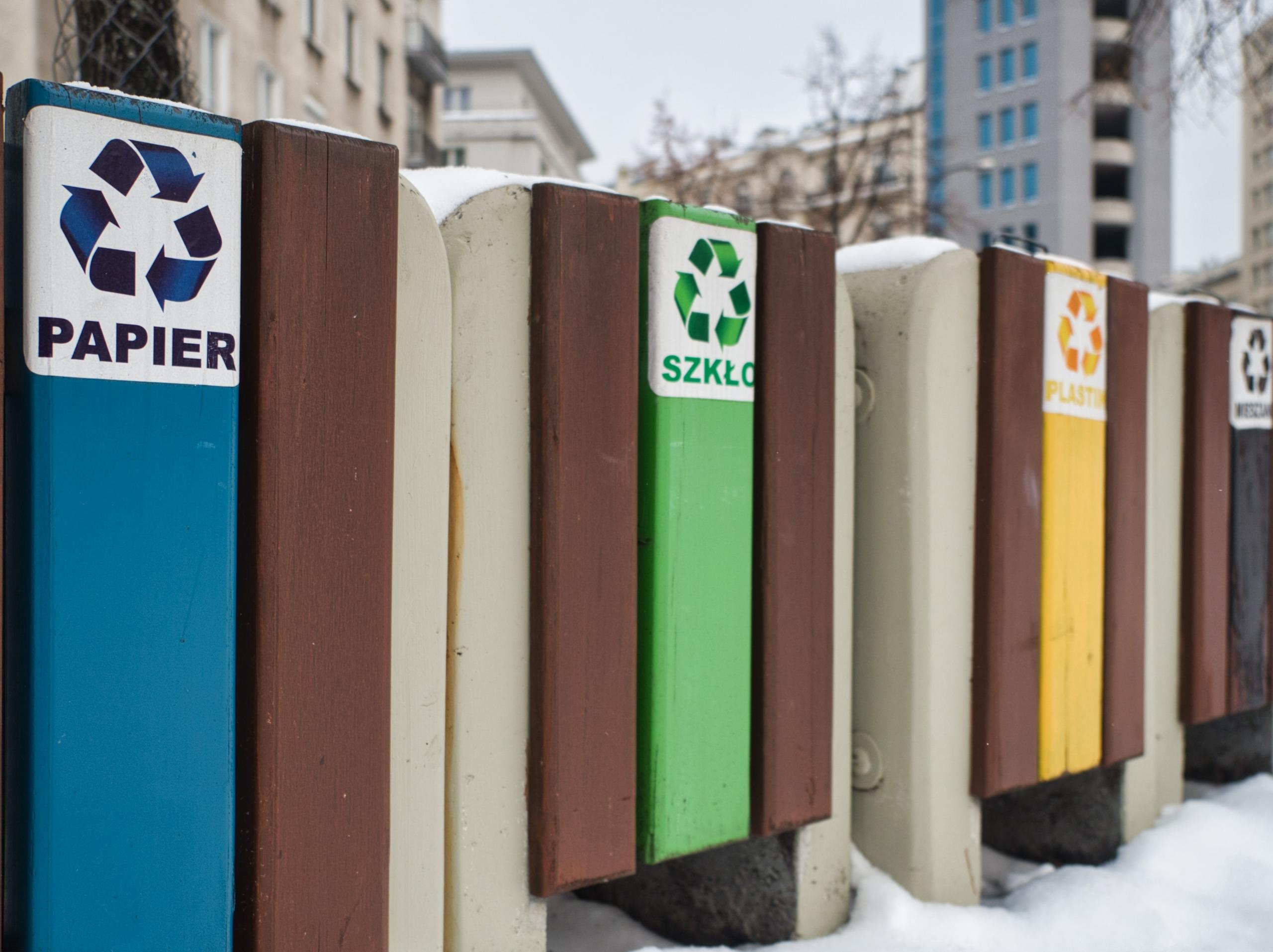 Recykling, pojemniki na śmieci.