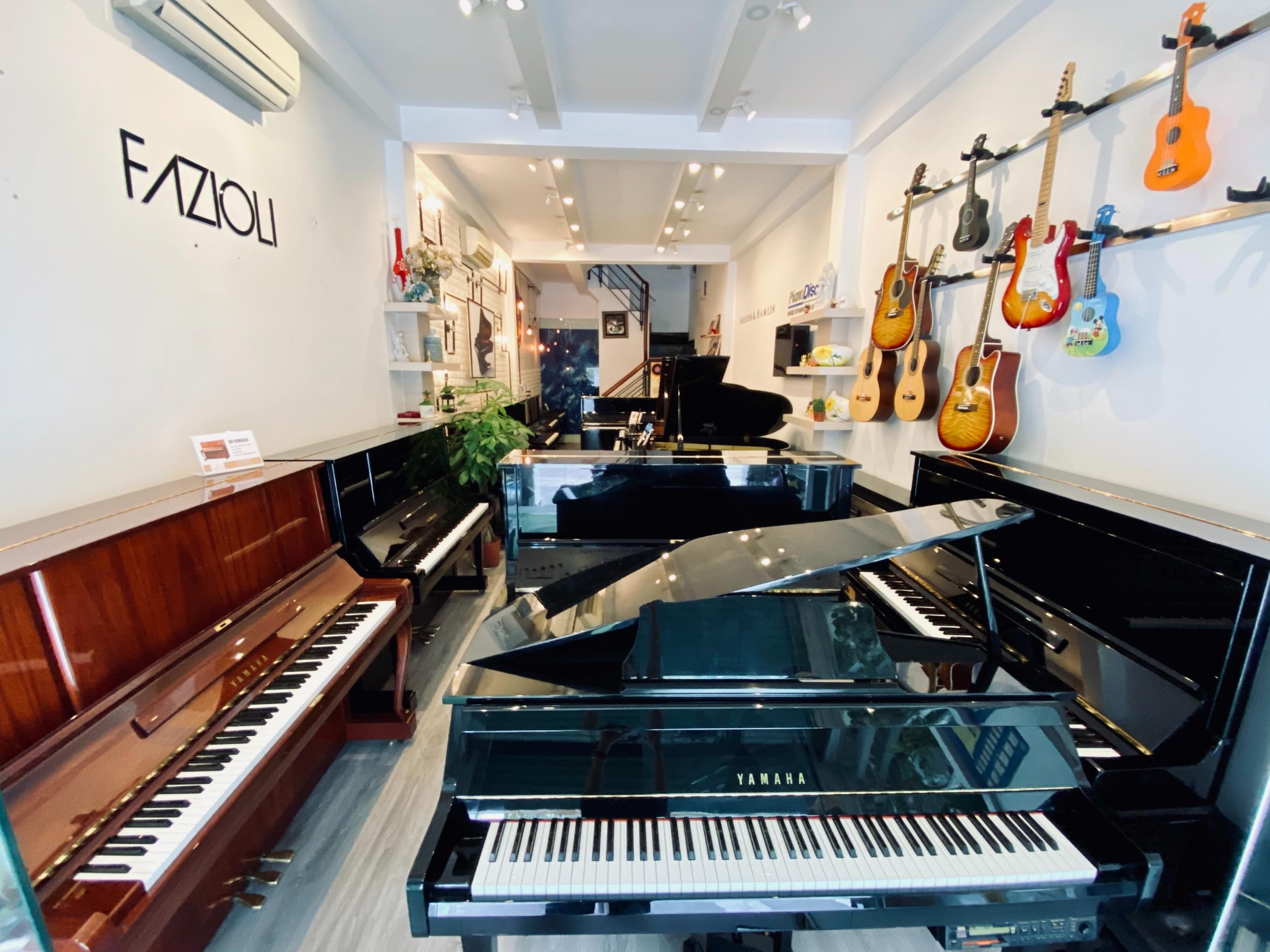 Wybór pianina w sklepie muzycznym.