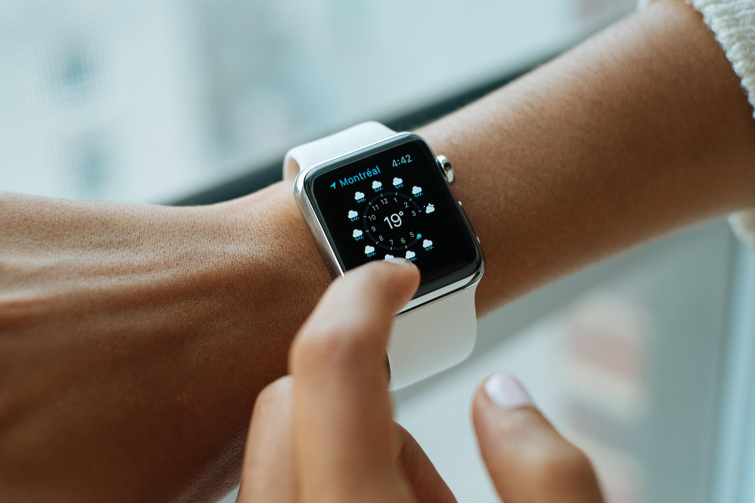 apple watch na kobiecym nadgarstku