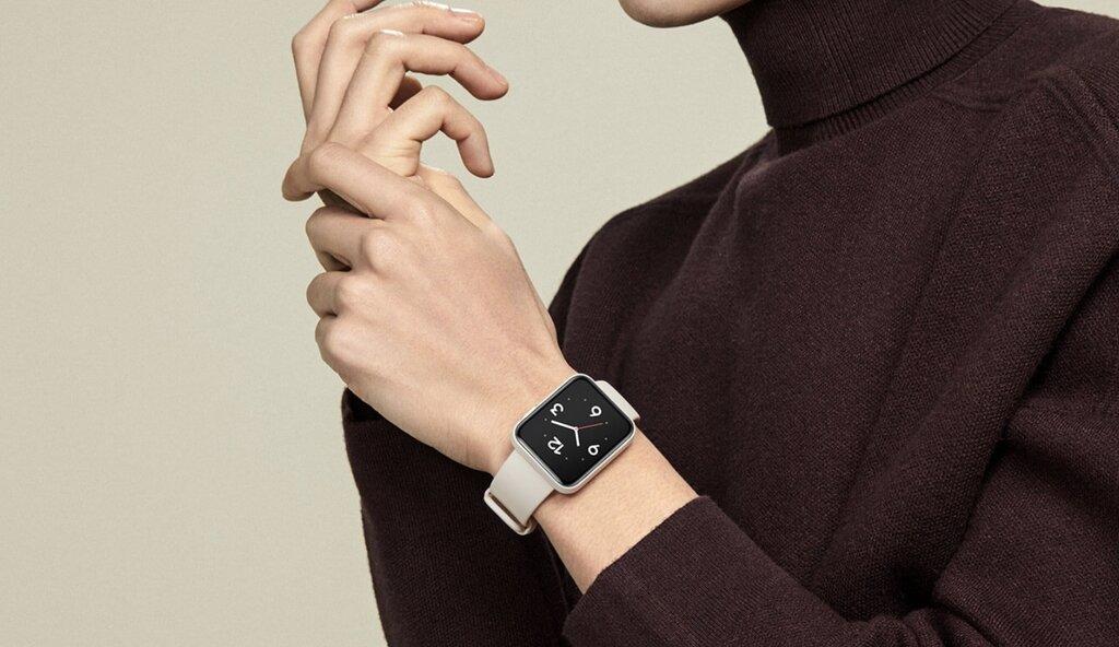 osoba w ciemnym golfie z smartwatchem na nadgarstku