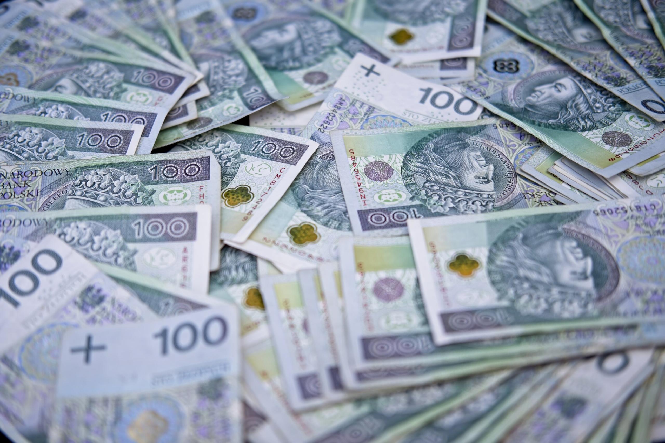 Polskie banknoty stuzłotowe.