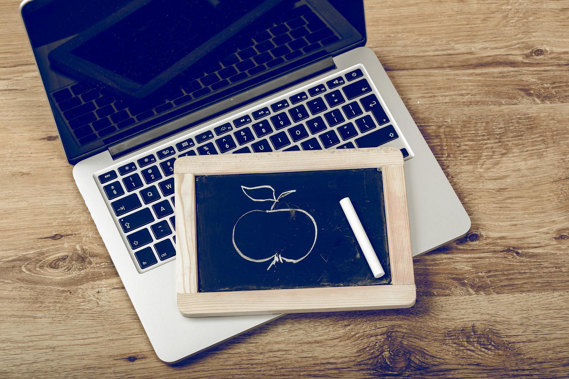 Nauka rysowania online na laptopie.