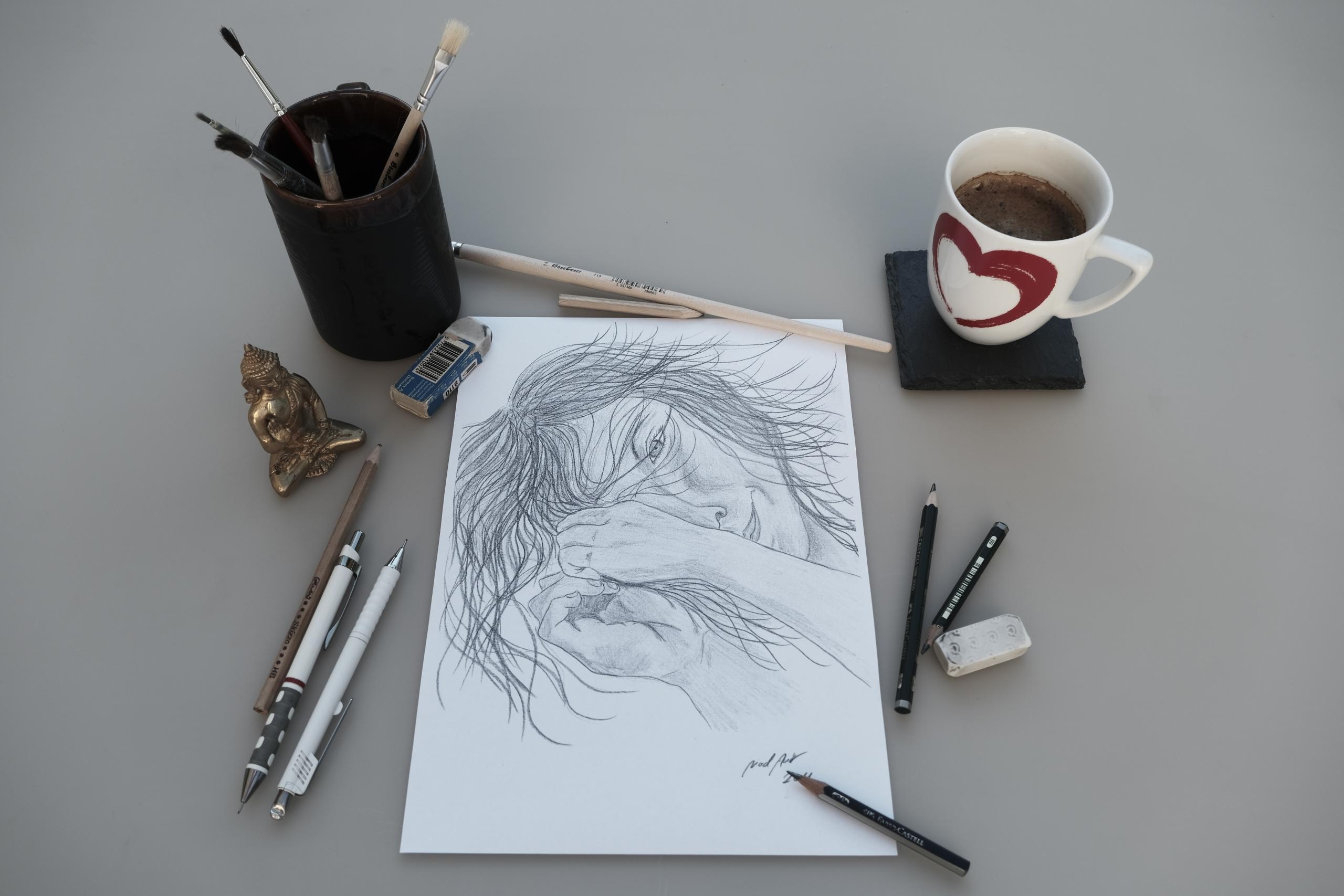 Szkic, ołówki i kubek, nauka rysowania postaci.