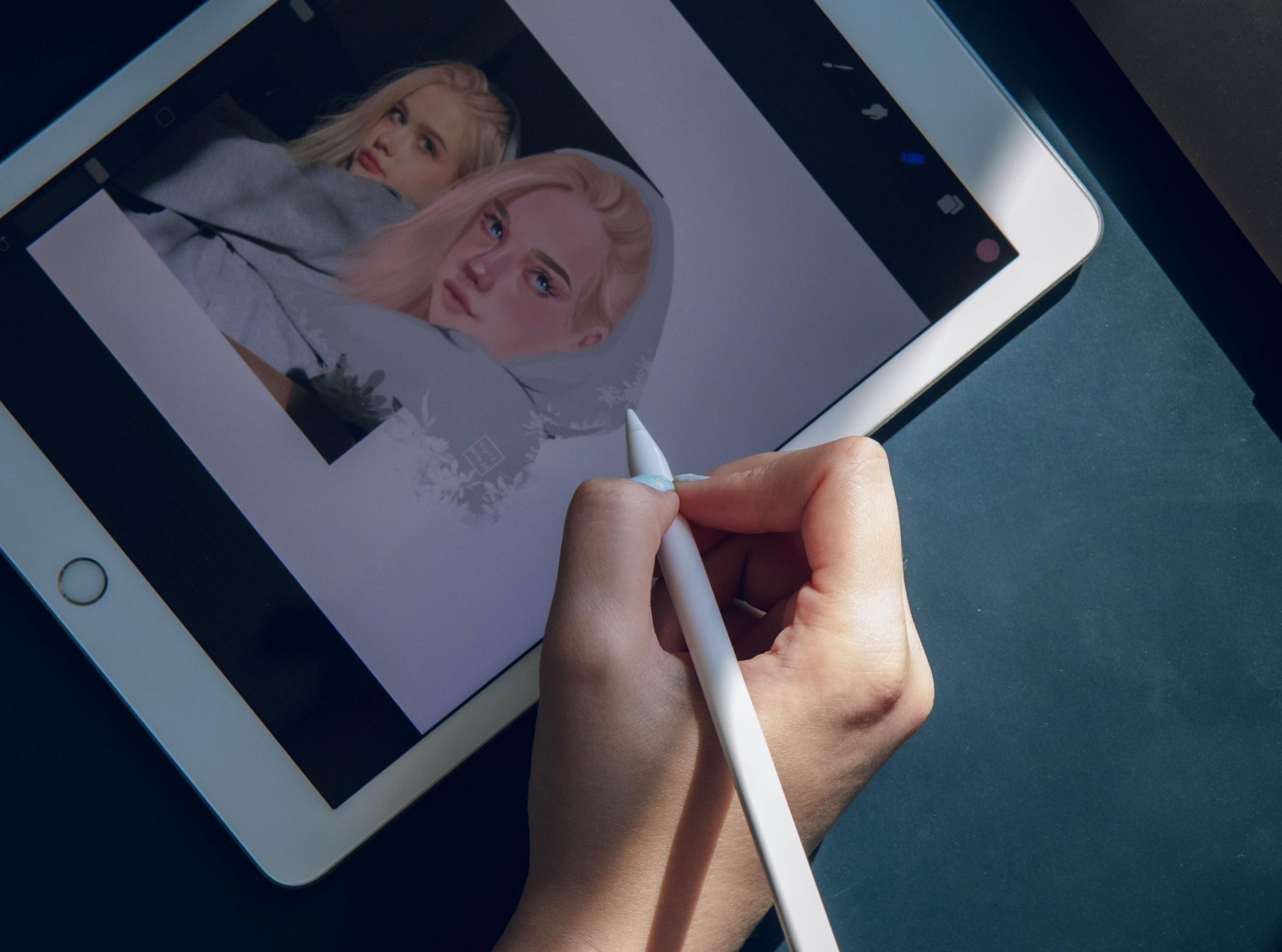 Nauka rysowania postaci na tablecie.