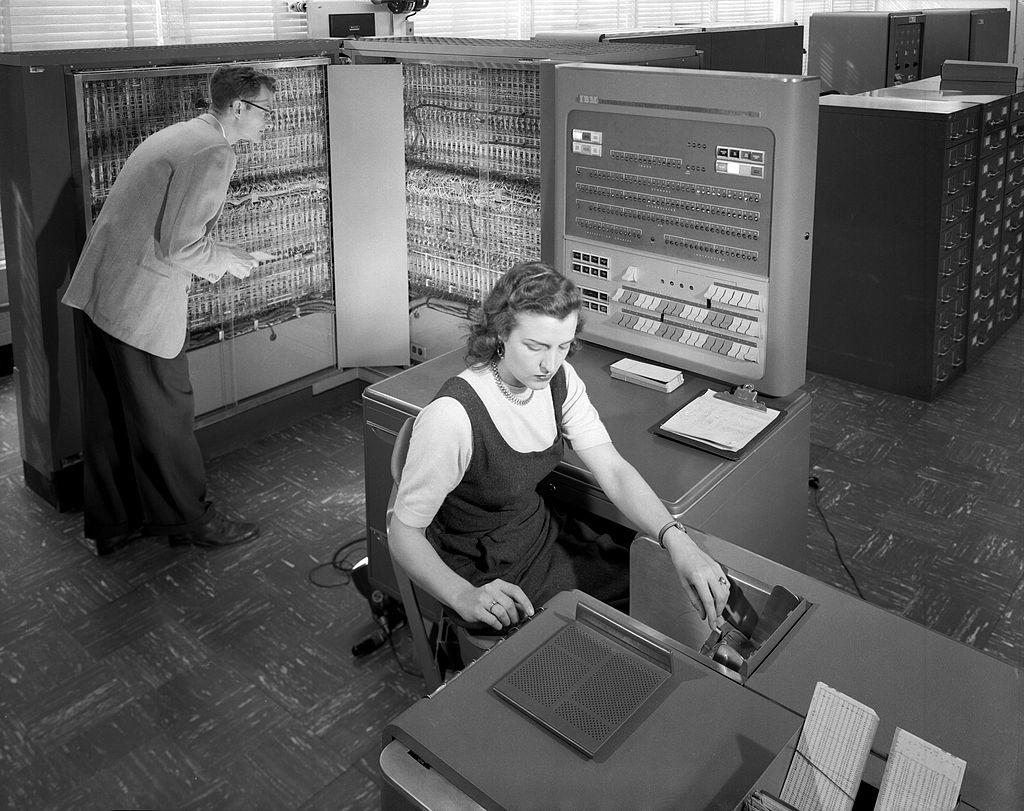 Czytnik kart IBM 711 na komputerze IBM 704 w NASA w 1957 r.
