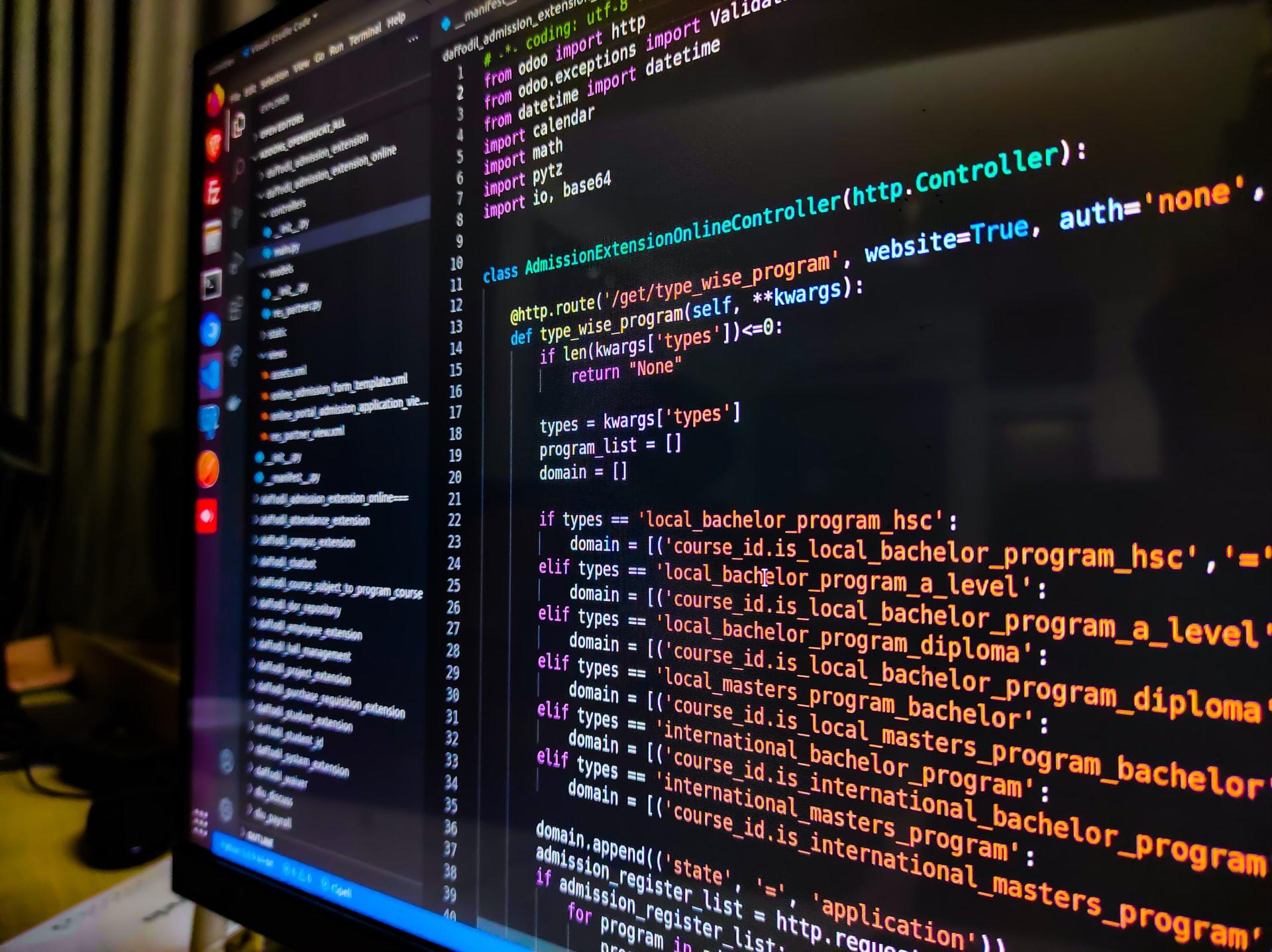 Ekran komputera, kod pisany w edytorze, kod do stworzenia strony internetowej, język programowania.