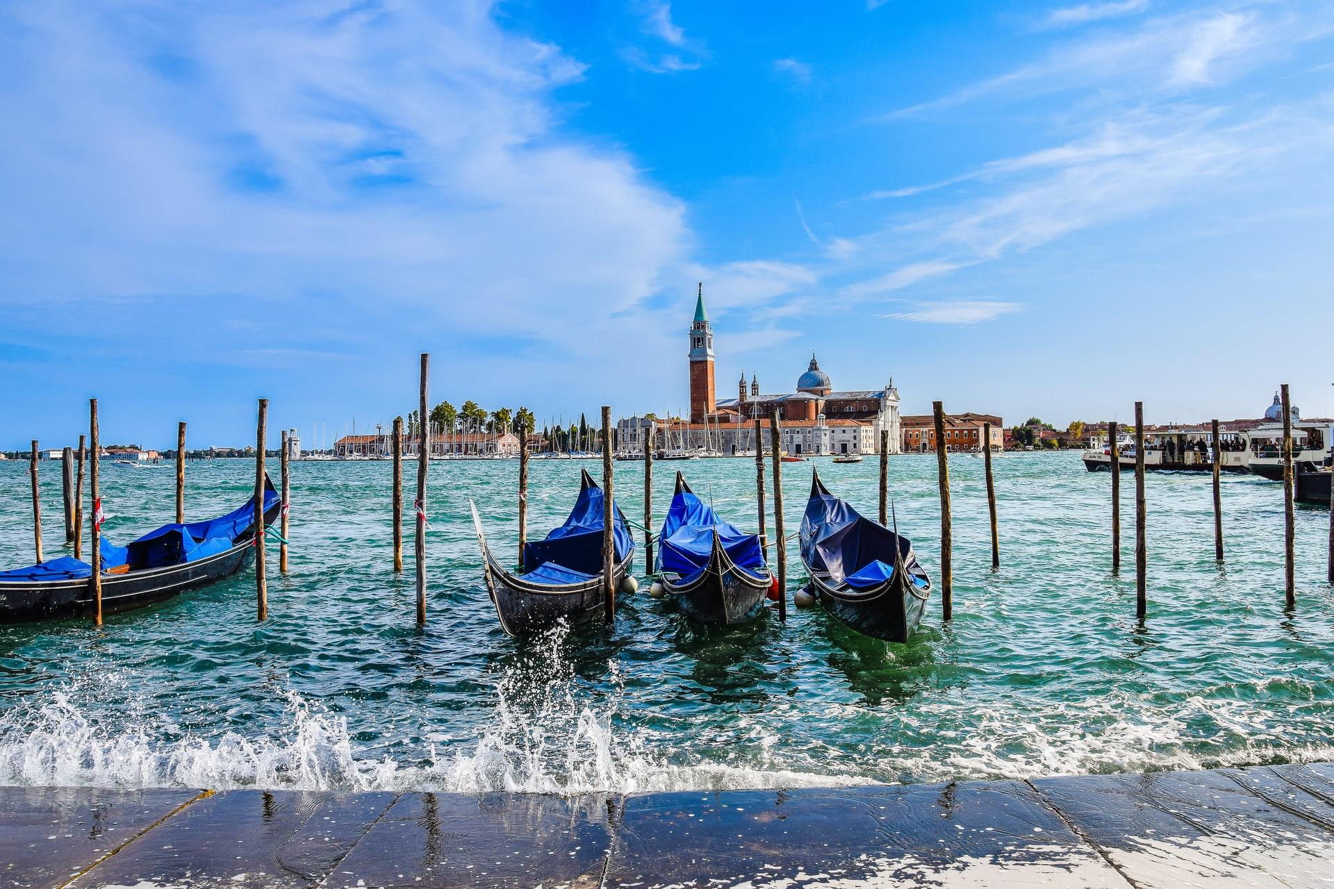 Przystań gondoli w Wenecji.