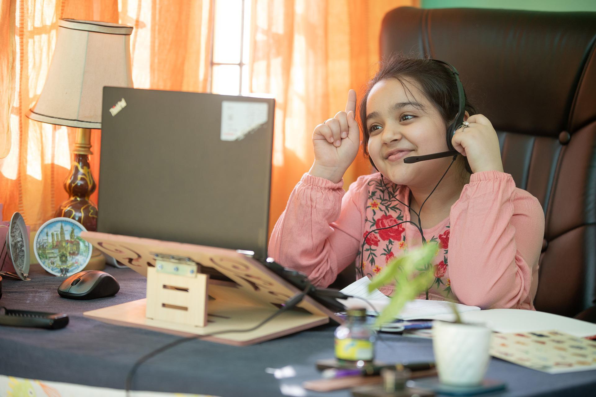 Nauka włoskiego online, dziewczynka przy laptopie.