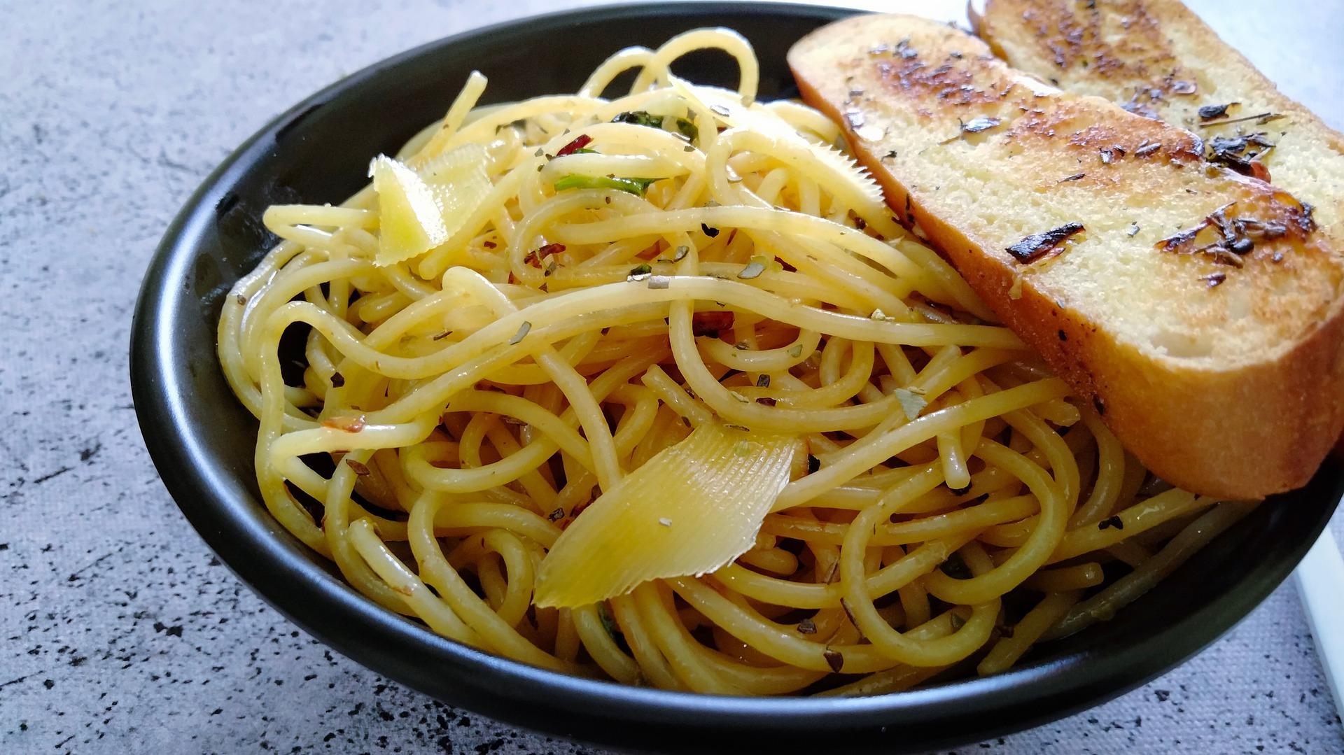 Kuchnia włoska, spaghetti i grzanka.