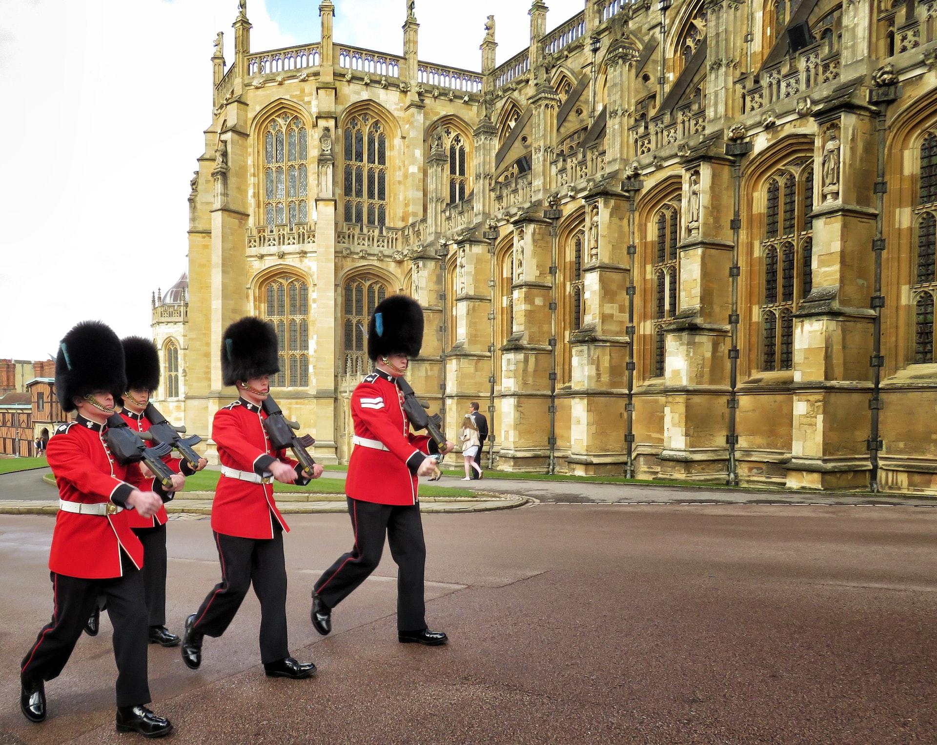 gwardia królowej Elżbiety na tle pałacu Windsor