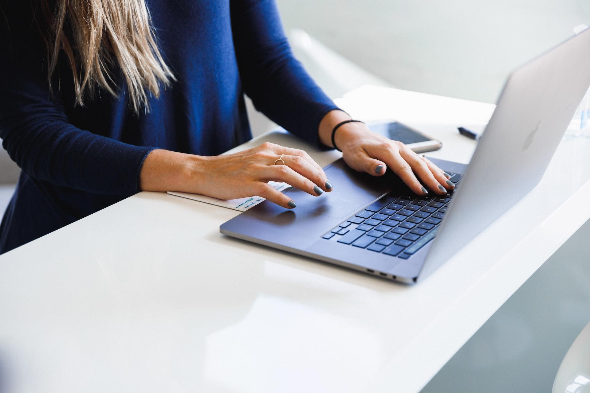 Kobieta korzystająca z laptopa przy stole
