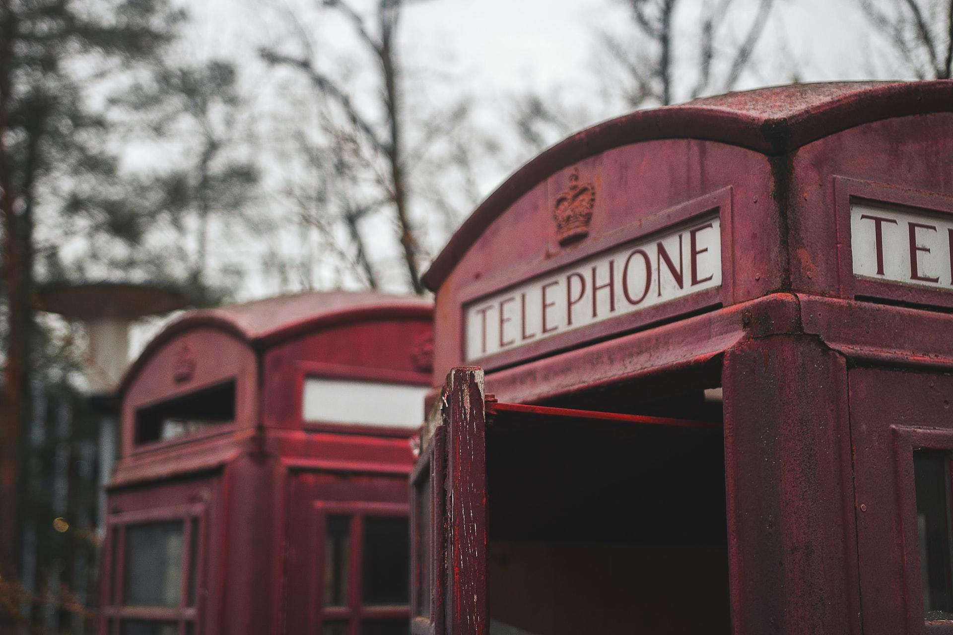 charakterystyczne angielskie budki telefoniczne w pochmurny dzień