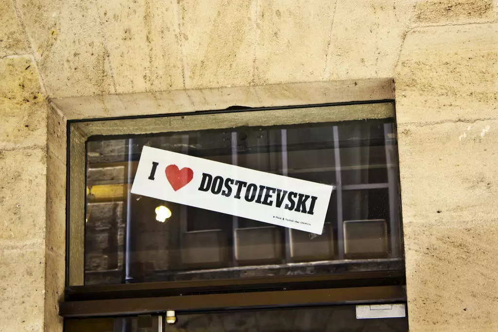 Napis I love Dostoievski