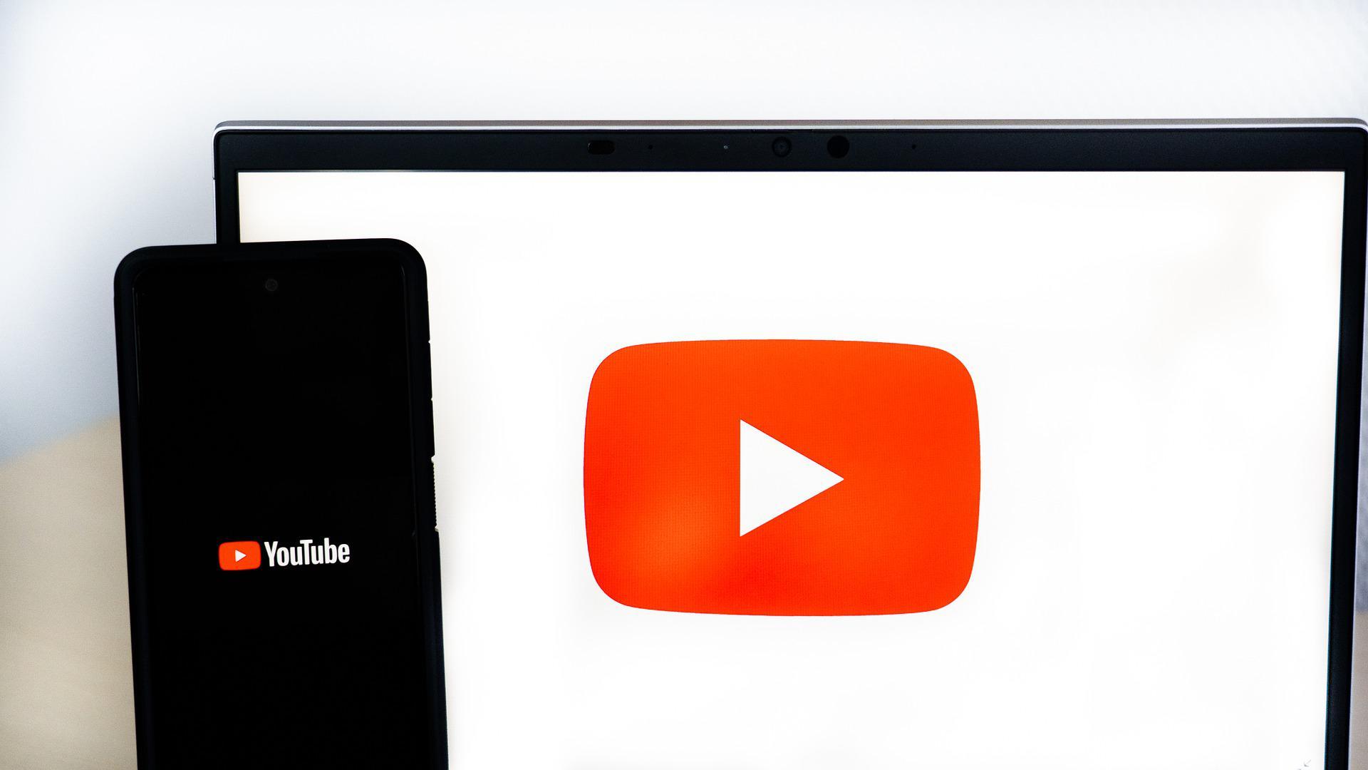 Ekran, smartfon i YouTube.