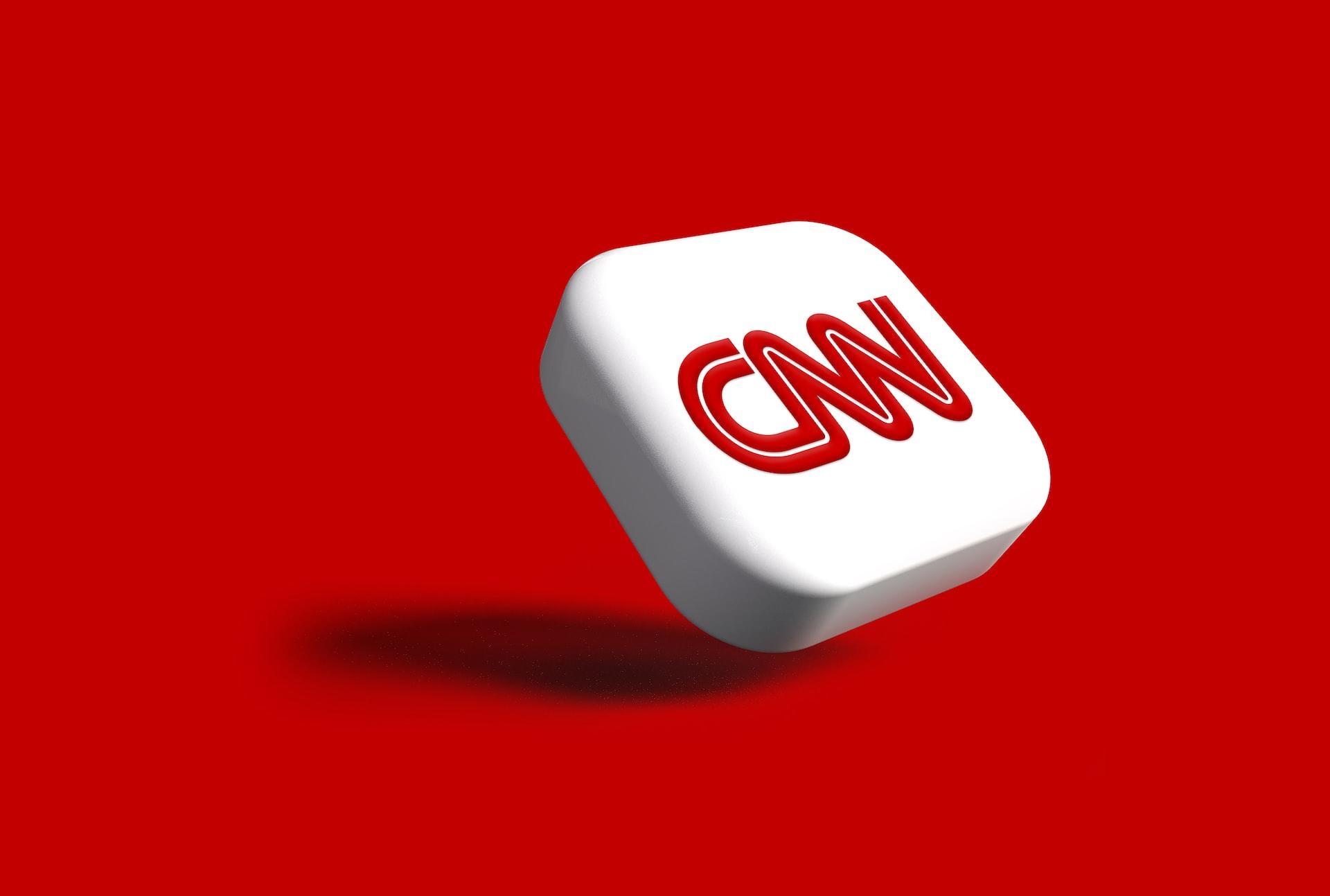 3d logo amerykańskiej stacji CNN na czerwonym tle