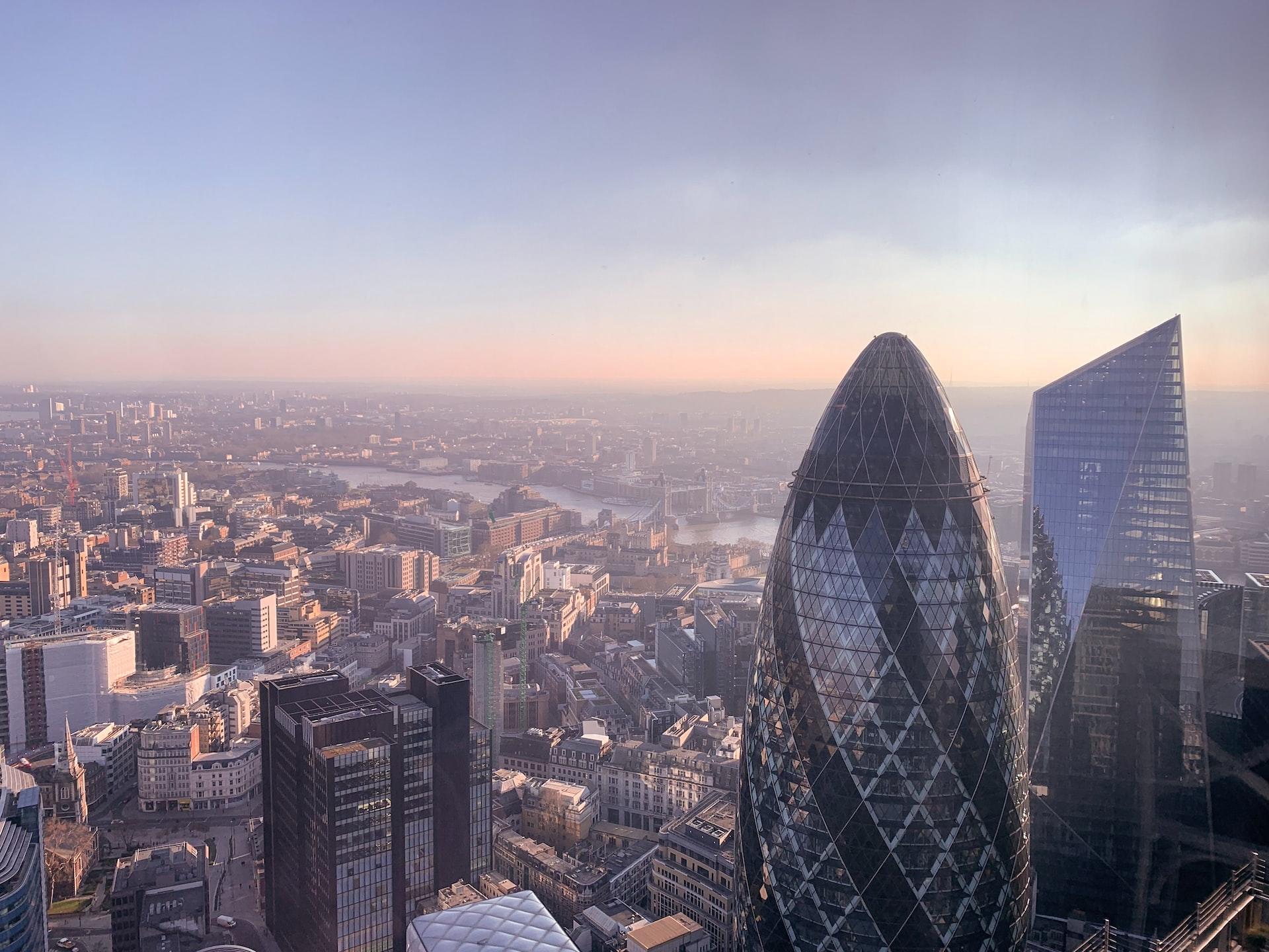 panorama Londynu z wieżowcem 30 St Mary Axe czyli Gherkin na pierwszym planie