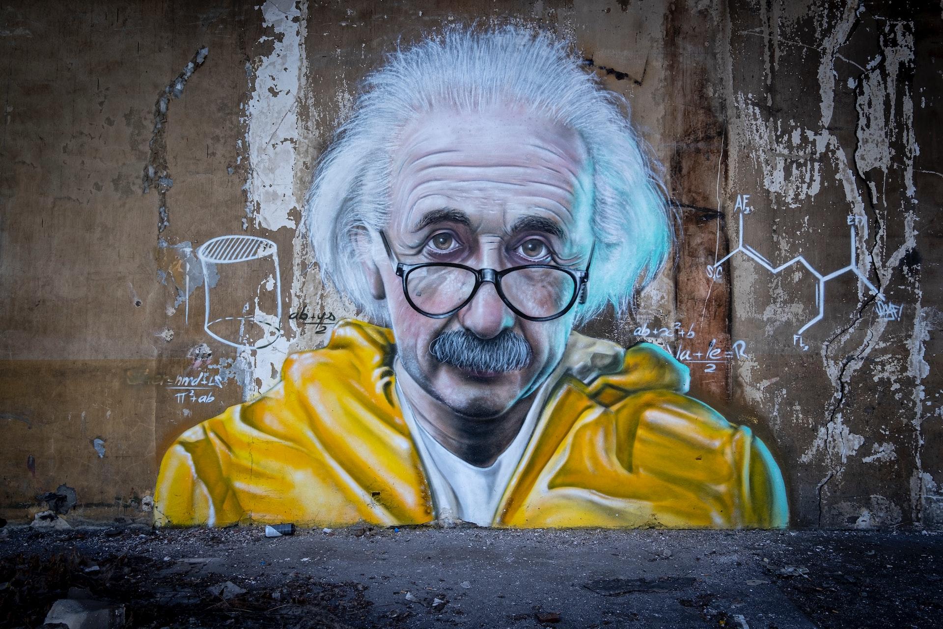 mural przedstawiający Alberta Einsteina w żółtej bluzie i w okularach