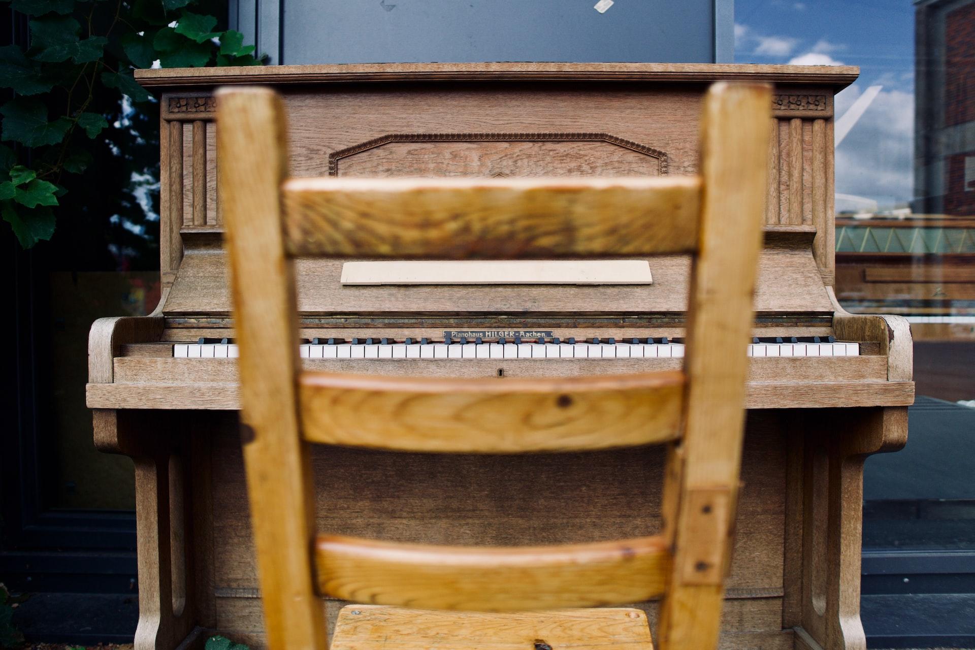 drewniane pianiono drewniane krzesło na zewnątrz