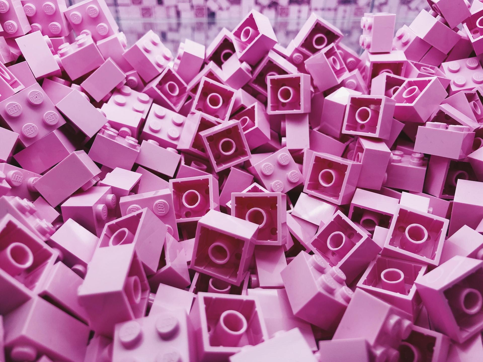 stos różowych sześciokątnych klocków lego