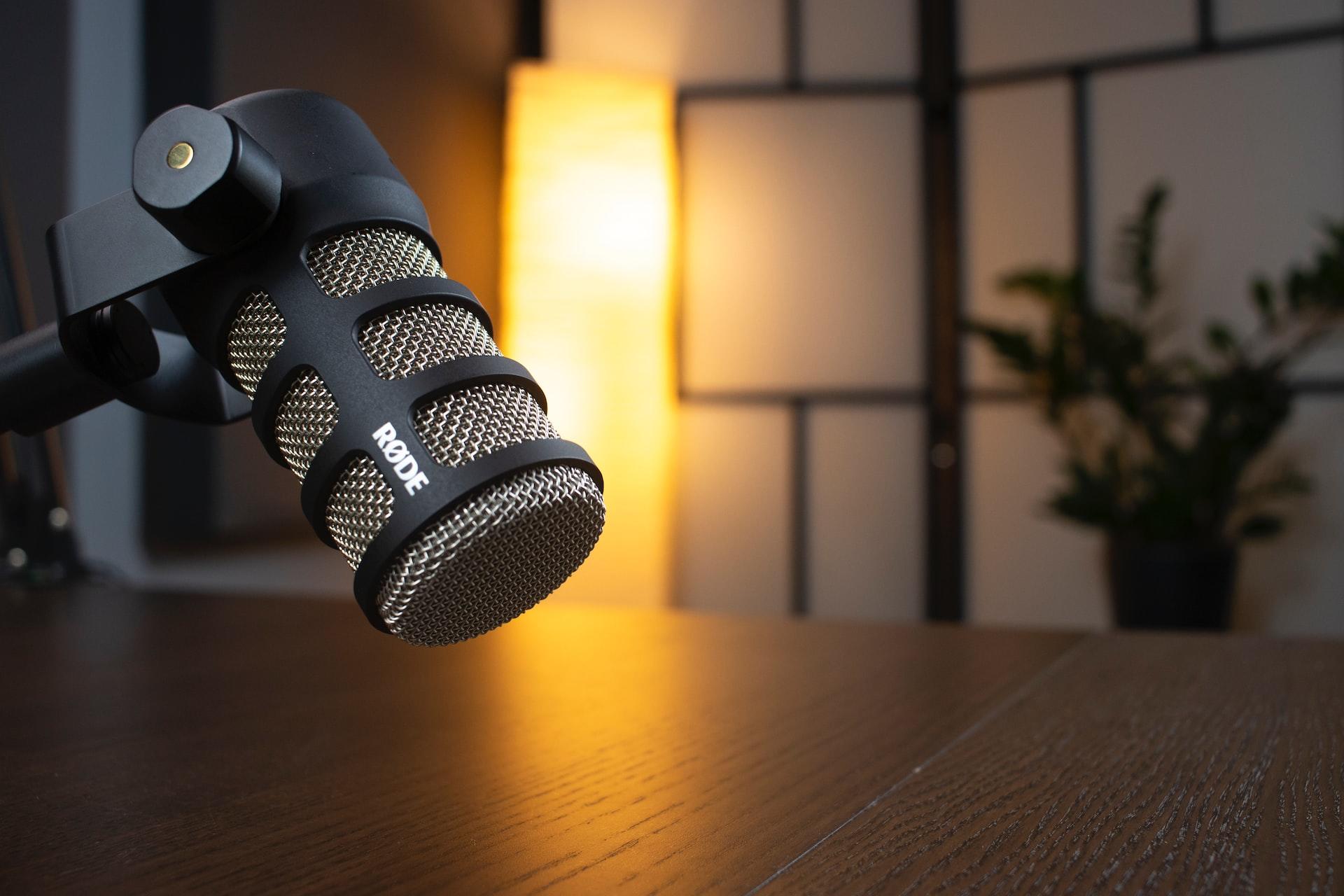 mikrofon w dobrze oświetlonym pokoju
