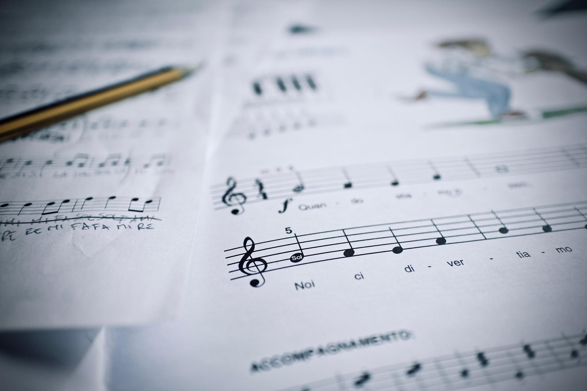 zapis nutowy w książce nuty na papierze ołówek