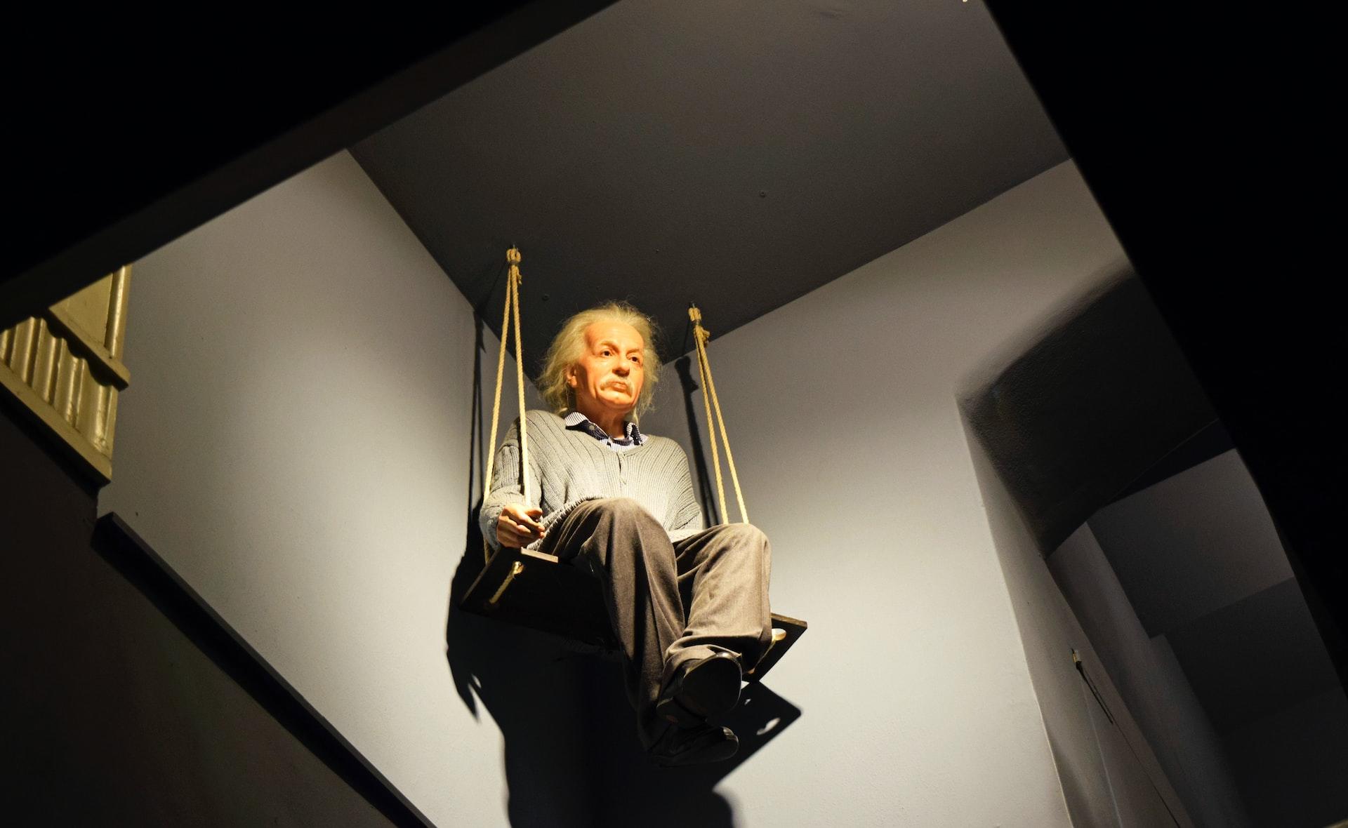 figura Einsteina na huśtawce wisząca wysoko pod sufitem