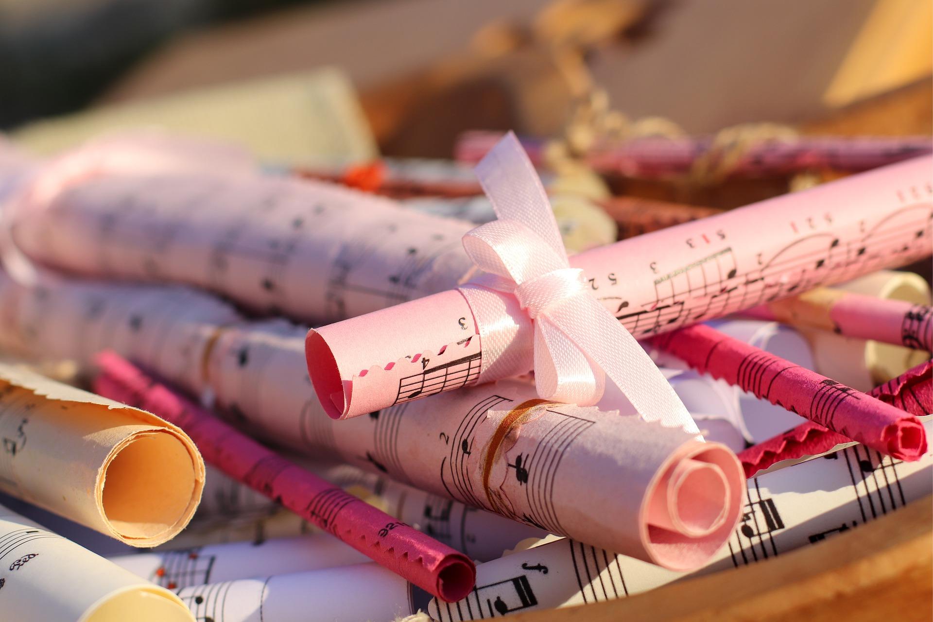 kolorowe zwoje z zapisem nutowym