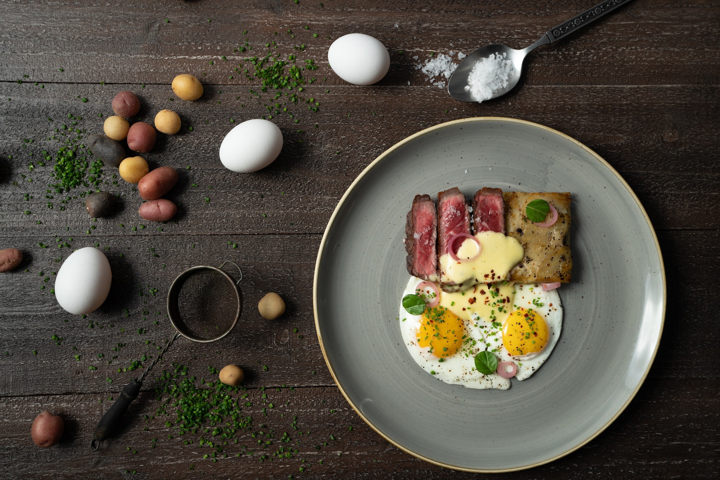 posiłek bogaty w białko składający się z krwistego steka jajek sadzonnych i jasnego sosu