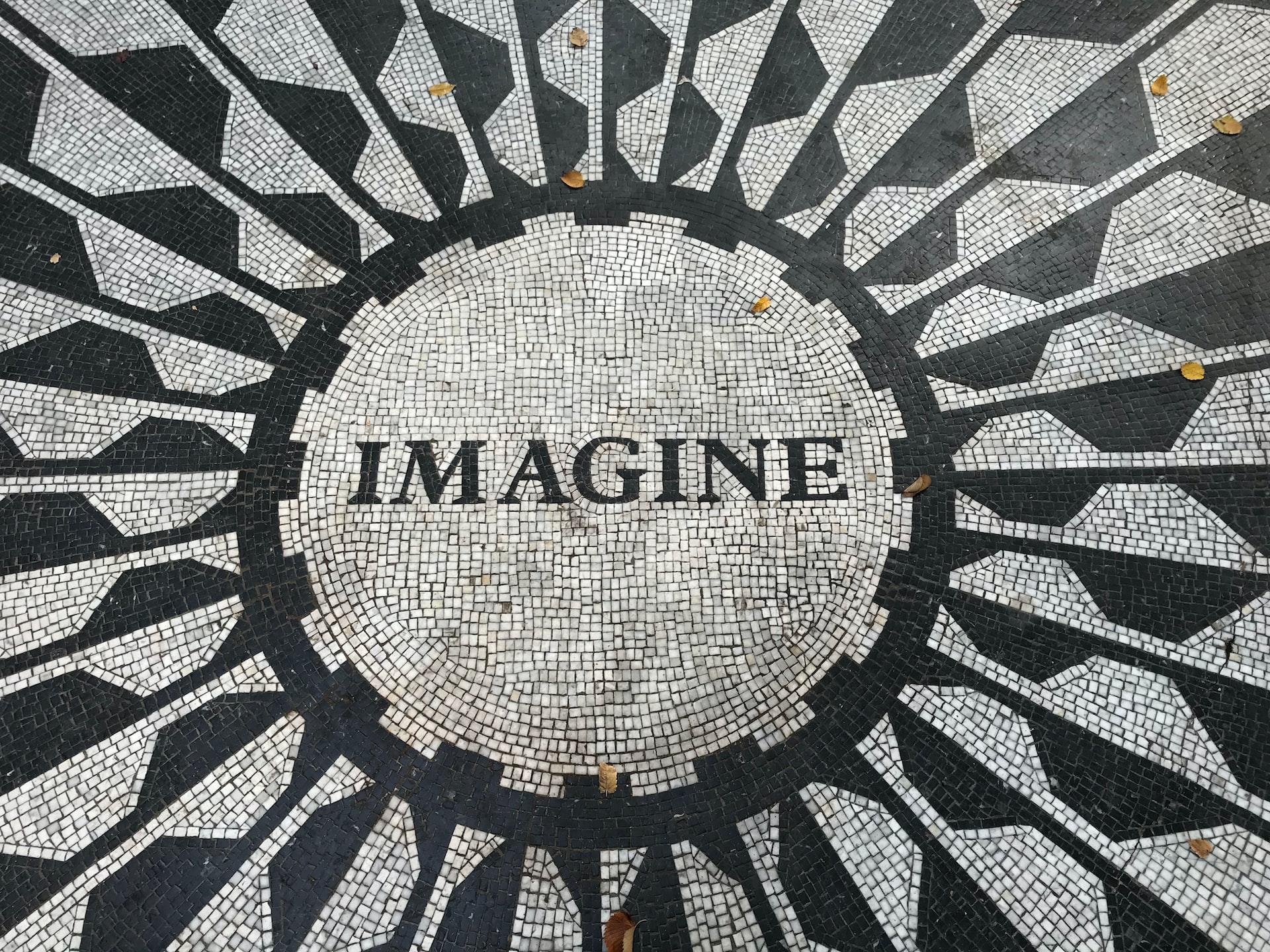 mozaika układająca się w napis imagine w okręgu