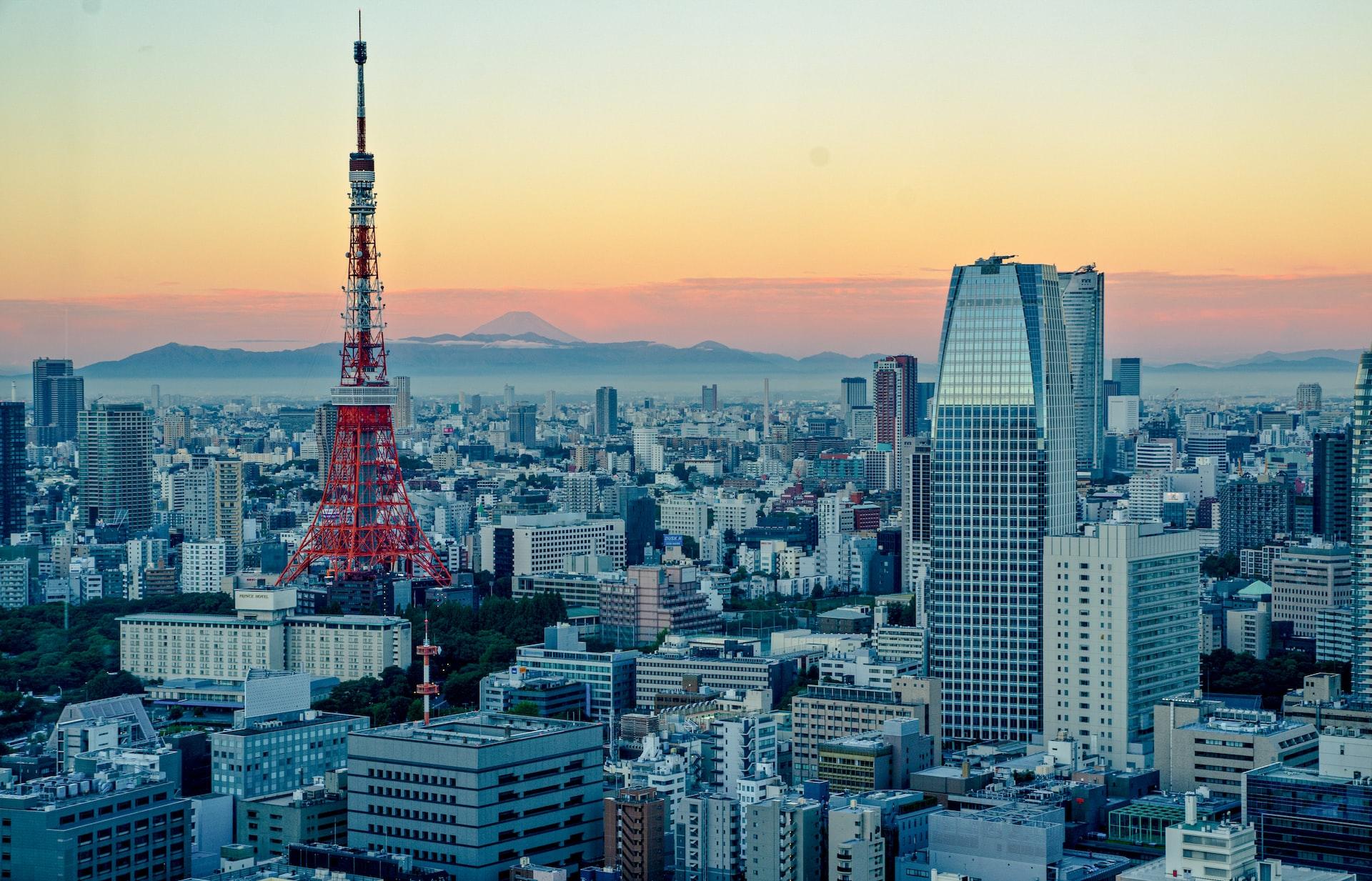 panorama Tokio o zachodzie słońca