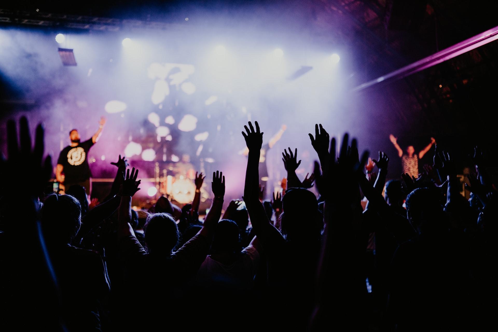 koncert światła wyciągnięte ręce tłum