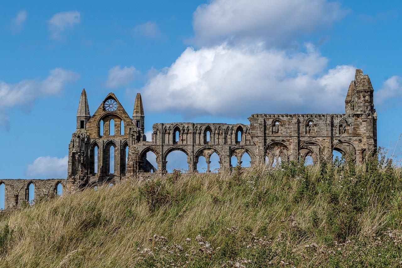 Whitby Abbey ruiny klasztoru Anglia niebieskie niebo