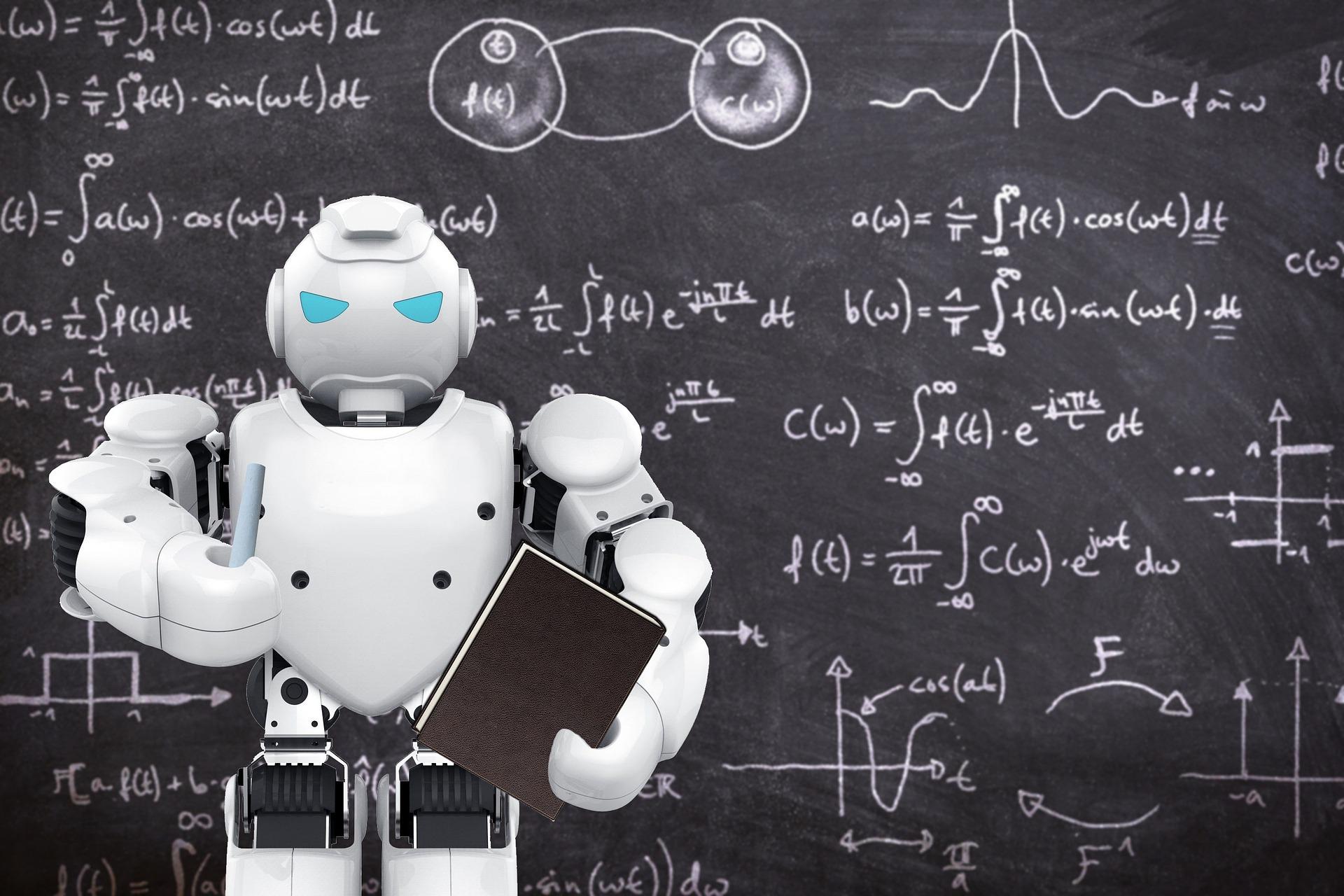 robot na tle tablicy zapisanej wzorami matematycznymi